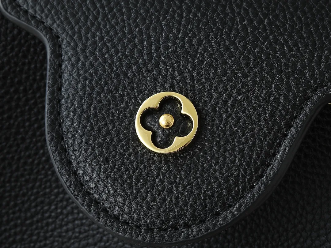 💰420💰Guangzhou product Upgraded from the original M24583 M24584 M24585 Gold and diamond corolla This Capucines Flower Crown handbag is made of full-grain Taurillon leather and is embellished with Monogram flowers. Each flower is shaped by exquisite crystal diamonds. The LV logo and flowers echo each other, giving this soft handbag a jewel-like luster. Use the detachable shoulder strap cleverly to switch between shoulder and crossbody. Dimensions: 27.0 x 17.3 x 9.0 cm