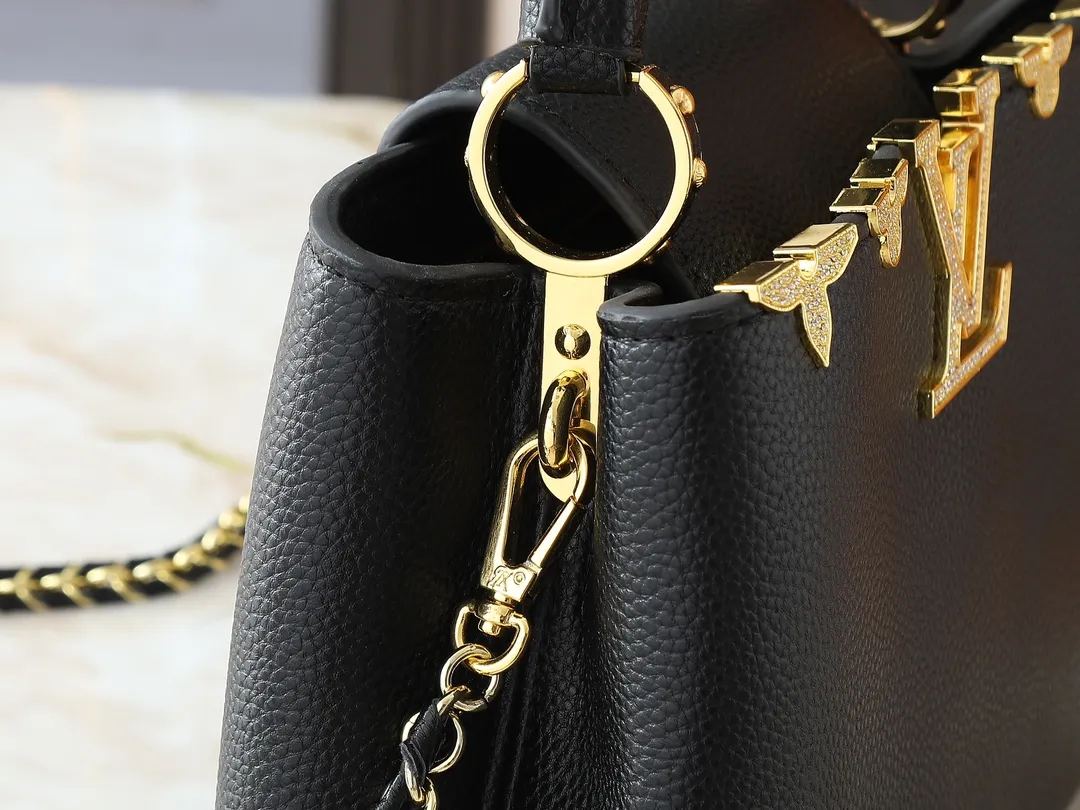 💰420💰Guangzhou product Upgraded from the original M24583 M24584 M24585 Gold and diamond corolla This Capucines Flower Crown handbag is made of full-grain Taurillon leather and is embellished with Monogram flowers. Each flower is shaped by exquisite crystal diamonds. The LV logo and flowers echo each other, giving this soft handbag a jewel-like luster. Use the detachable shoulder strap cleverly to switch between shoulder and crossbody. Dimensions: 27.0 x 17.3 x 9.0 cm