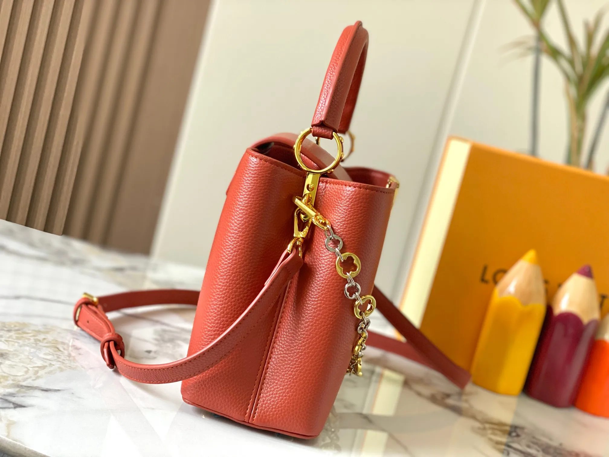 Top original P480 Guangzhou goods 🇫🇷M12938 This Capucines medium handbag is from the ChainOnYou series, using Taurillon cow leather to focus on the brand's ingenuity and sophisticated craftsmanship. The jewelry-style double-plated chain is embellished with Monogram flowers, and the rounded LV letters and metal parts add elegant touches. Whether worn cross-body, hand-carried or shoulder-carried, it can display elegant style. Size:31.5×20×11cm