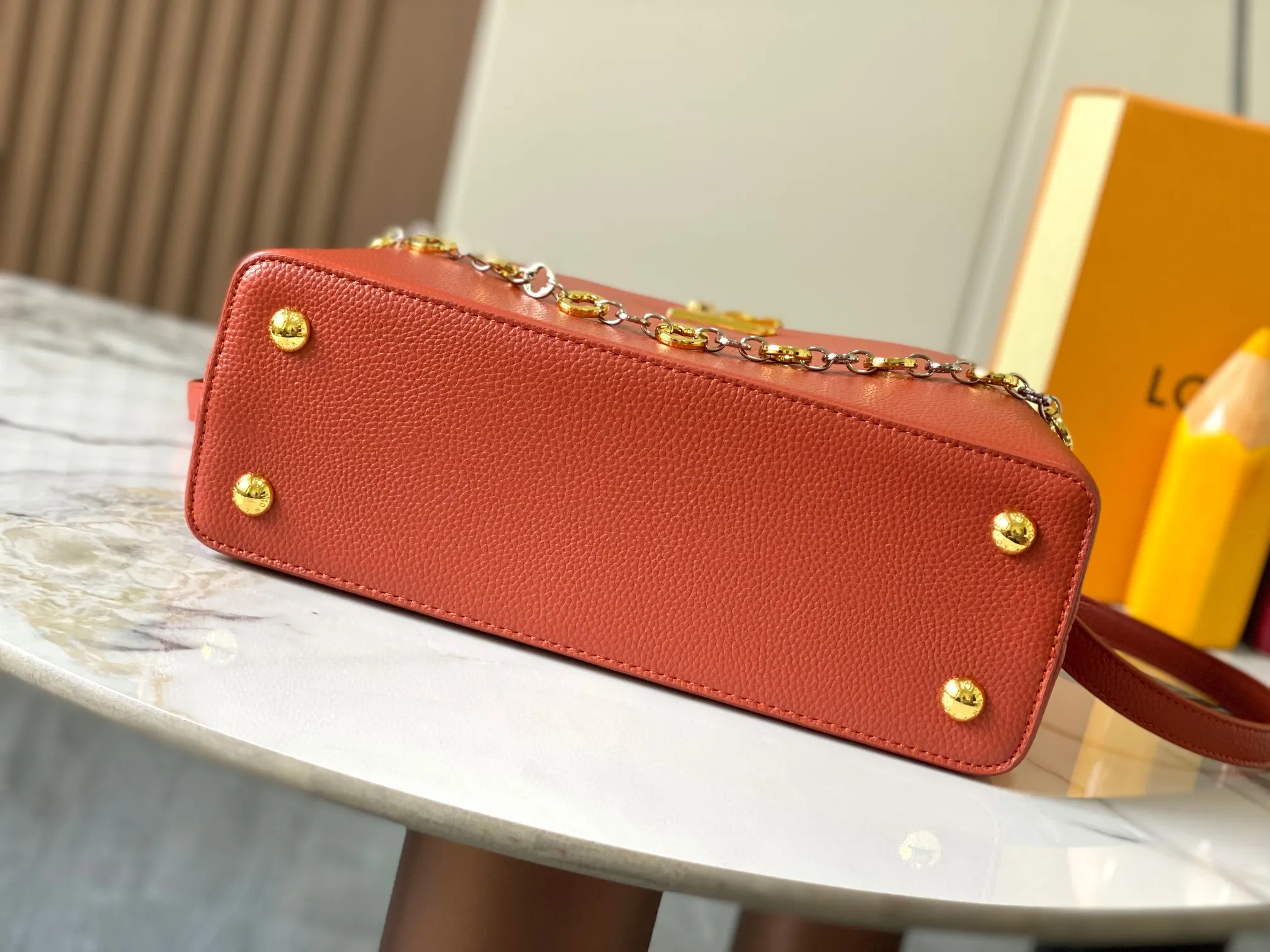 Top original P480 Guangzhou goods 🇫🇷M12938 This Capucines medium handbag is from the ChainOnYou series, using Taurillon cow leather to focus on the brand's ingenuity and sophisticated craftsmanship. The jewelry-style double-plated chain is embellished with Monogram flowers, and the rounded LV letters and metal parts add elegant touches. Whether worn cross-body, hand-carried or shoulder-carried, it can display elegant style. Size:31.5×20×11cm