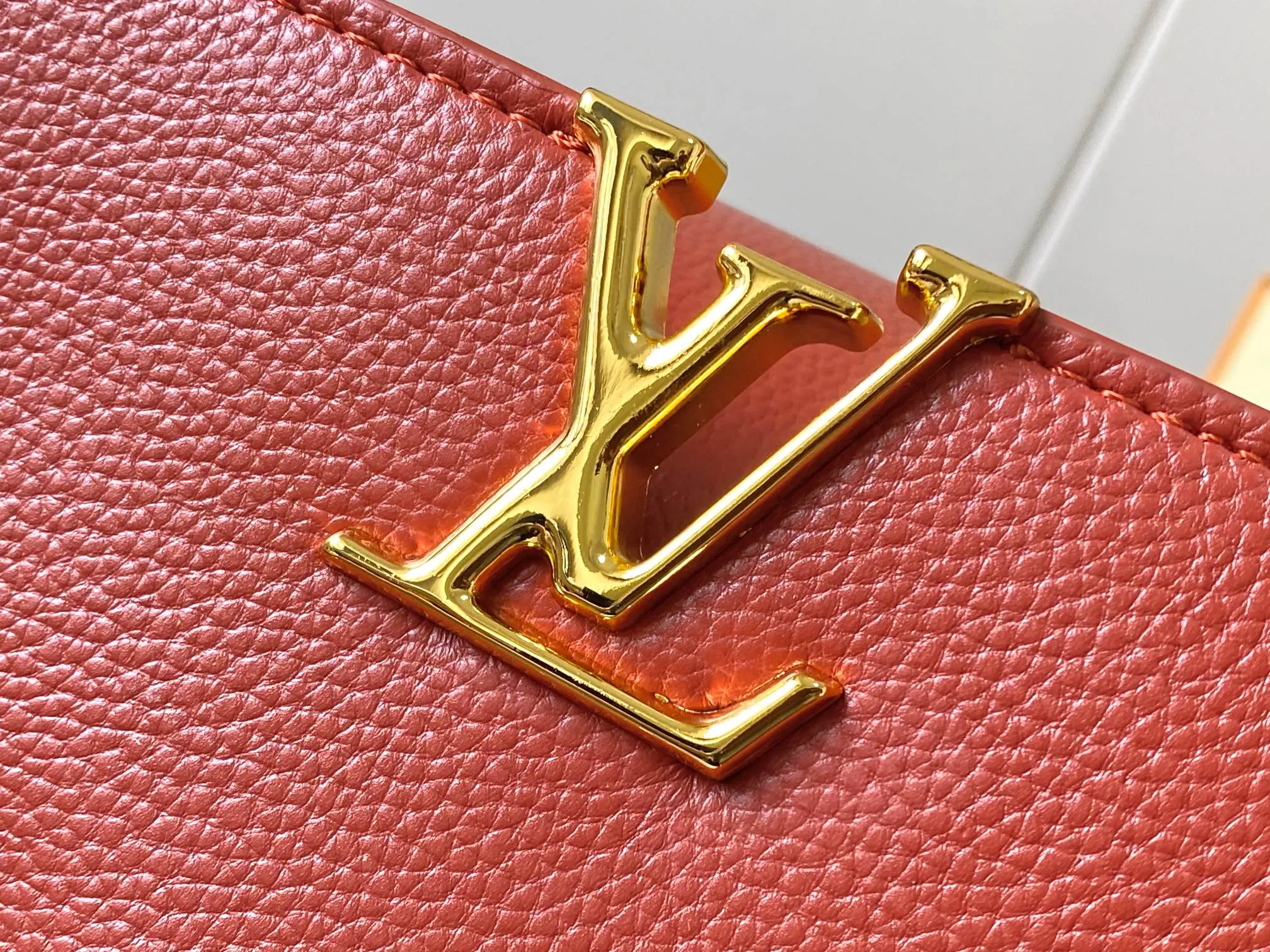 Top original P480 Guangzhou goods 🇫🇷M12938 This Capucines medium handbag is from the ChainOnYou series, using Taurillon cow leather to focus on the brand's ingenuity and sophisticated craftsmanship. The jewelry-style double-plated chain is embellished with Monogram flowers, and the rounded LV letters and metal parts add elegant touches. Whether worn cross-body, hand-carried or shoulder-carried, it can display elegant style. Size:31.5×20×11cm
