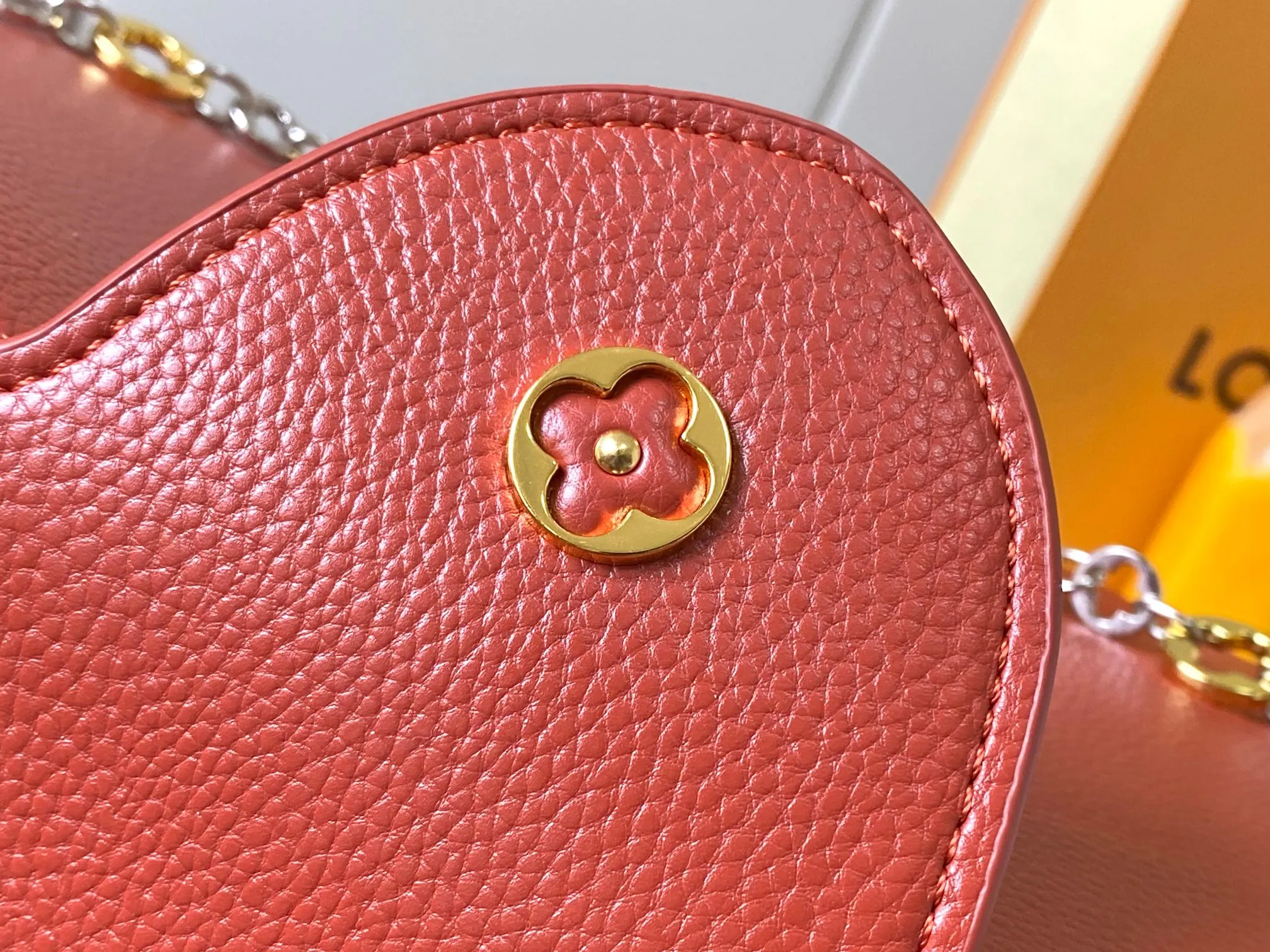 Top original P480 Guangzhou goods 🇫🇷M12938 This Capucines medium handbag is from the ChainOnYou series, using Taurillon cow leather to focus on the brand's ingenuity and sophisticated craftsmanship. The jewelry-style double-plated chain is embellished with Monogram flowers, and the rounded LV letters and metal parts add elegant touches. Whether worn cross-body, hand-carried or shoulder-carried, it can display elegant style. Size:31.5×20×11cm