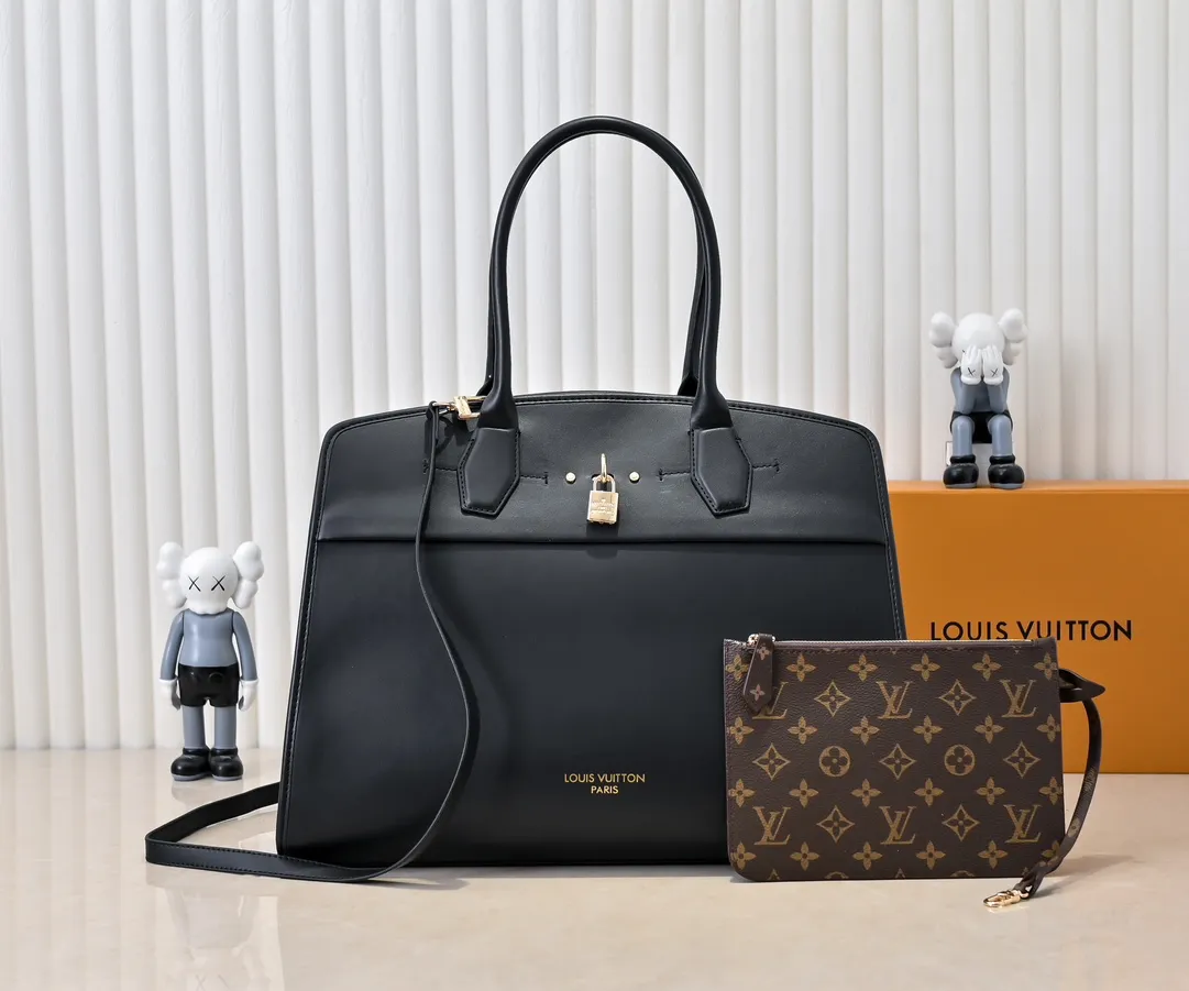 Batch 💰Small 360 💰Large 190 M12005 M12556 M12337 This large City Steamer handbag draws inspiration from the design of suitcases built for cruise ships in 1901, making its eye-catching appearance at the 2024 autumn and winter ready-to-wear show. Grained Millesime leather and shearling leather trims add seasonal flair, an embossed padlock and hot-stamped LV Circle logo add a modern twist, and a removable Monogram storage bag makes it easy to store valuables. Size: large size 35x42x21cm, small size 30x36x17