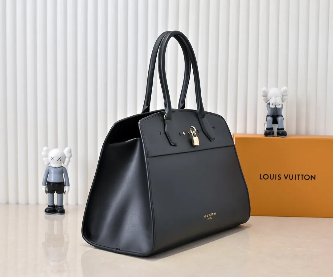 Batch 💰Small 360 💰Large 190 M12005 M12556 M12337 This large City Steamer handbag draws inspiration from the design of suitcases built for cruise ships in 1901, making its eye-catching appearance at the 2024 autumn and winter ready-to-wear show. Grained Millesime leather and shearling leather trims add seasonal flair, an embossed padlock and hot-stamped LV Circle logo add a modern twist, and a removable Monogram storage bag makes it easy to store valuables. Size: large size 35x42x21cm, small size 30x36x17
