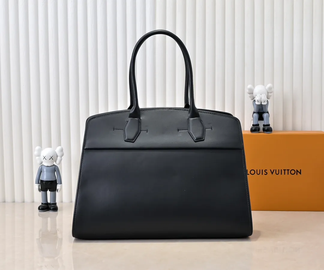 Batch 💰Small 360 💰Large 190 M12005 M12556 M12337 This large City Steamer handbag draws inspiration from the design of suitcases built for cruise ships in 1901, making its eye-catching appearance at the 2024 autumn and winter ready-to-wear show. Grained Millesime leather and shearling leather trims add seasonal flair, an embossed padlock and hot-stamped LV Circle logo add a modern twist, and a removable Monogram storage bag makes it easy to store valuables. Size: large size 35x42x21cm, small size 30x36x17