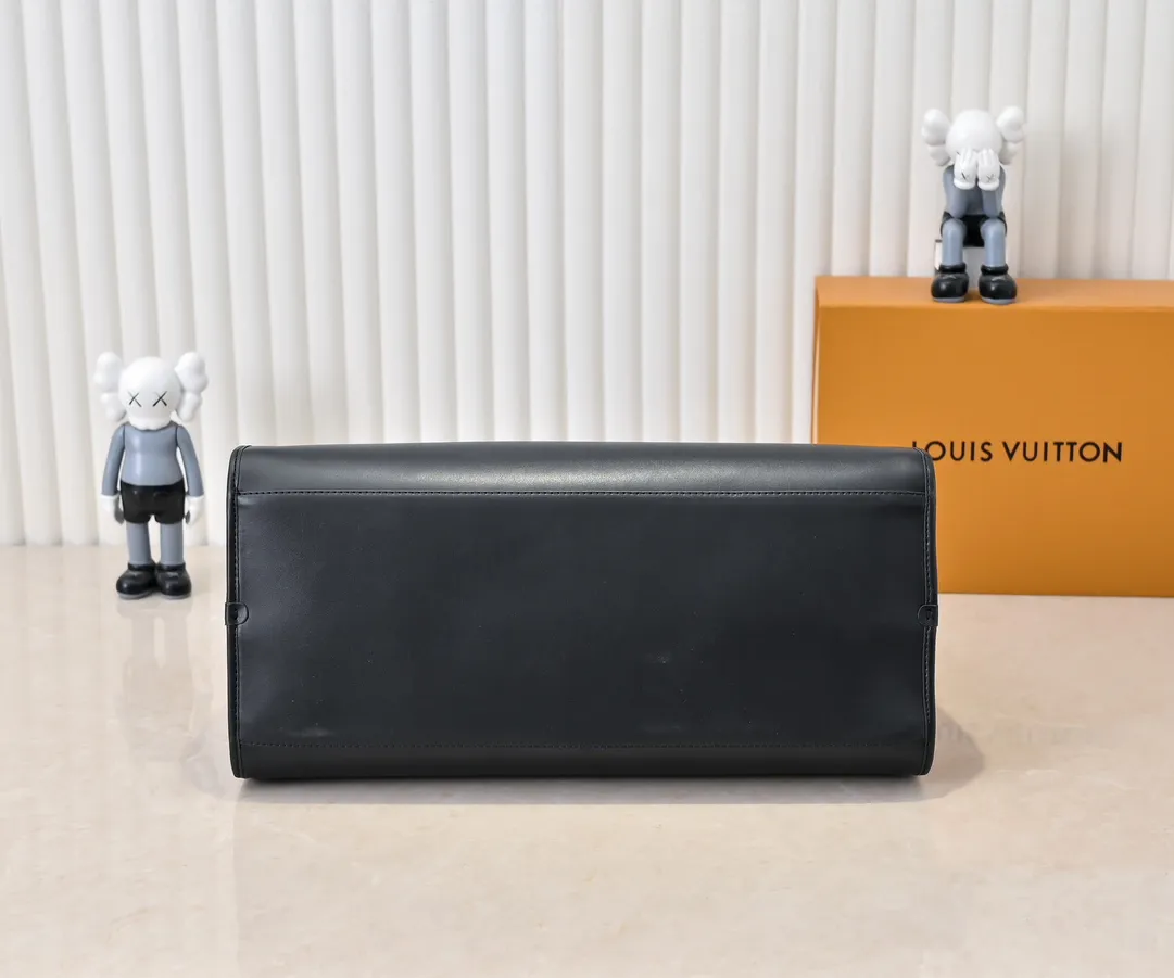Batch 💰Small 360 💰Large 190 M12005 M12556 M12337 This large City Steamer handbag draws inspiration from the design of suitcases built for cruise ships in 1901, making its eye-catching appearance at the 2024 autumn and winter ready-to-wear show. Grained Millesime leather and shearling leather trims add seasonal flair, an embossed padlock and hot-stamped LV Circle logo add a modern twist, and a removable Monogram storage bag makes it easy to store valuables. Size: large size 35x42x21cm, small size 30x36x17