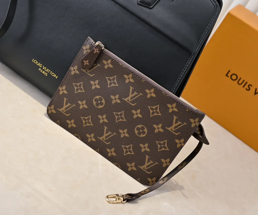 Batch 💰Small 360 💰Large 190 M12005 M12556 M12337 This large City Steamer handbag draws inspiration from the design of suitcases built for cruise ships in 1901, making its eye-catching appearance at the 2024 autumn and winter ready-to-wear show. Grained Millesime leather and shearling leather trims add seasonal flair, an embossed padlock and hot-stamped LV Circle logo add a modern twist, and a removable Monogram storage bag makes it easy to store valuables. Size: large size 35x42x21cm, small size 30x36x17