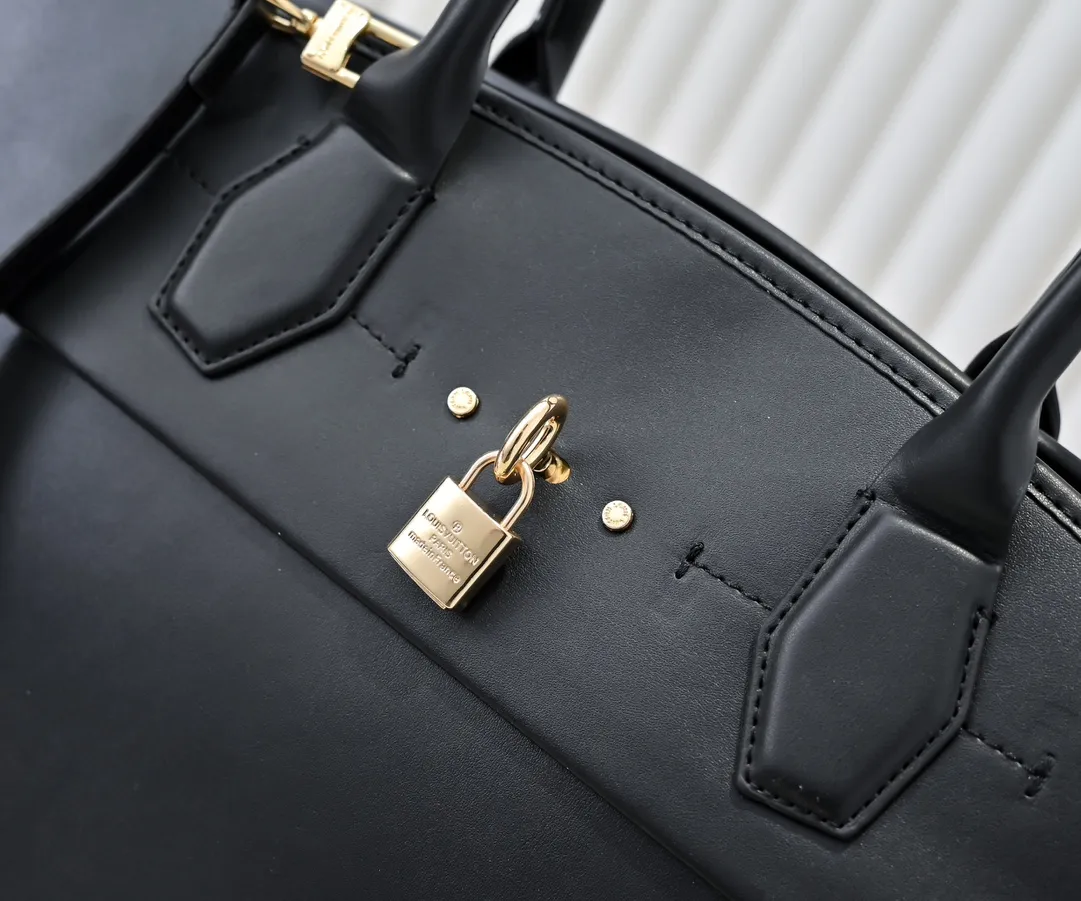 Batch 💰Small 360 💰Large 190 M12005 M12556 M12337 This large City Steamer handbag draws inspiration from the design of suitcases built for cruise ships in 1901, making its eye-catching appearance at the 2024 autumn and winter ready-to-wear show. Grained Millesime leather and shearling leather trims add seasonal flair, an embossed padlock and hot-stamped LV Circle logo add a modern twist, and a removable Monogram storage bag makes it easy to store valuables. Size: large size 35x42x21cm, small size 30x36x17