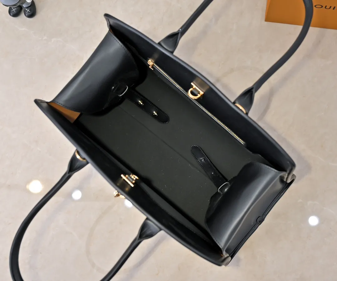 Batch 💰Small 360 💰Large 190 M12005 M12556 M12337 This large City Steamer handbag draws inspiration from the design of suitcases built for cruise ships in 1901, making its eye-catching appearance at the 2024 autumn and winter ready-to-wear show. Grained Millesime leather and shearling leather trims add seasonal flair, an embossed padlock and hot-stamped LV Circle logo add a modern twist, and a removable Monogram storage bag makes it easy to store valuables. Size: large size 35x42x21cm, small size 30x36x17