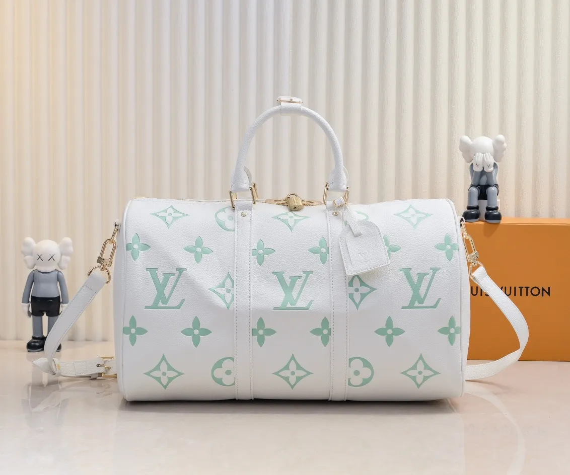 Batch 💰460 Upgraded Original Edition Method No. M46974 41416 41418 The Milky Way series gives the Keepall Bandoulière travel bag a feminine style, embossed with the classic Monogram pattern on the soft-grained cow leather, and achieves comfortable travel with an elegant attitude. Dimensions: 45 x 27 x 20 cm (Length x Height x Width) Monogram Empreinte Soft-grained cow leather Soft-grained cowhide trim Microfiber lining Hardware Double zipper closure with padlock Zippered interior pocket Removable name tag Carry-on baggage dimensions Shoulder strap: Removable, adjustable Strap half-length: 36.0cm Strap half-length adjustable to: 50.0cm Handle: Double handle