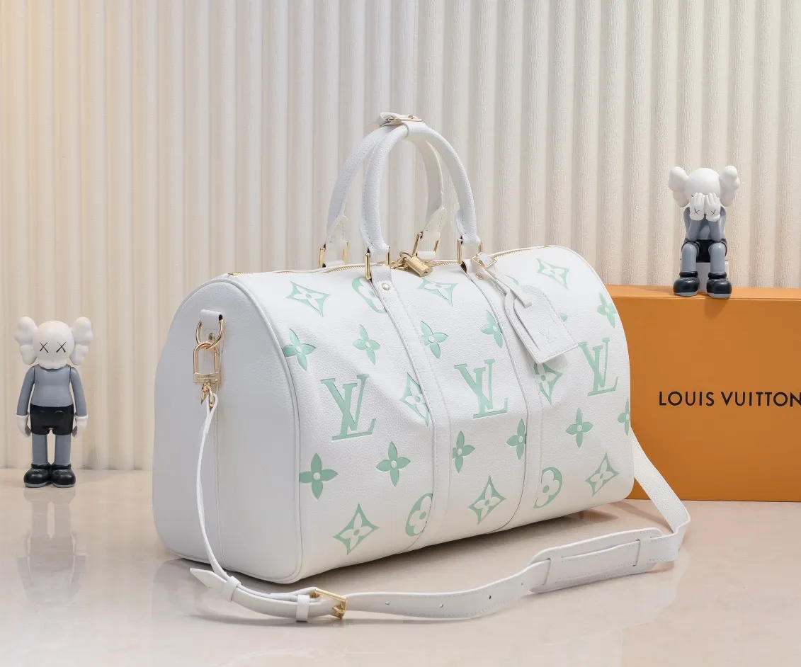Batch 💰460 Upgraded Original Edition Method No. M46974 41416 41418 The Milky Way series gives the Keepall Bandoulière travel bag a feminine style, embossed with the classic Monogram pattern on the soft-grained cow leather, and achieves comfortable travel with an elegant attitude. Dimensions: 45 x 27 x 20 cm (Length x Height x Width) Monogram Empreinte Soft-grained cow leather Soft-grained cowhide trim Microfiber lining Hardware Double zipper closure with padlock Zippered interior pocket Removable name tag Carry-on baggage dimensions Shoulder strap: Removable, adjustable Strap half-length: 36.0cm Strap half-length adjustable to: 50.0cm Handle: Double handle