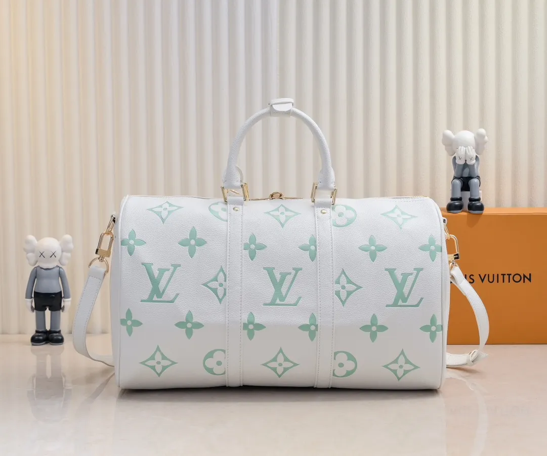 Batch 💰460 Upgraded Original Edition Method No. M46974 41416 41418 The Milky Way series gives the Keepall Bandoulière travel bag a feminine style, embossed with the classic Monogram pattern on the soft-grained cow leather, and achieves comfortable travel with an elegant attitude. Dimensions: 45 x 27 x 20 cm (Length x Height x Width) Monogram Empreinte Soft-grained cow leather Soft-grained cowhide trim Microfiber lining Hardware Double zipper closure with padlock Zippered interior pocket Removable name tag Carry-on baggage dimensions Shoulder strap: Removable, adjustable Strap half-length: 36.0cm Strap half-length adjustable to: 50.0cm Handle: Double handle