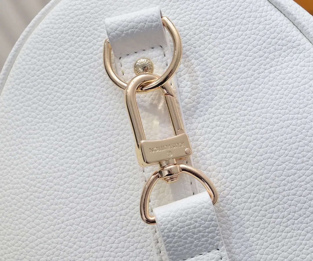 Batch 💰460 Upgraded Original Edition Method No. M46974 41416 41418 The Milky Way series gives the Keepall Bandoulière travel bag a feminine style, embossed with the classic Monogram pattern on the soft-grained cow leather, and achieves comfortable travel with an elegant attitude. Dimensions: 45 x 27 x 20 cm (Length x Height x Width) Monogram Empreinte Soft-grained cow leather Soft-grained cowhide trim Microfiber lining Hardware Double zipper closure with padlock Zippered interior pocket Removable name tag Carry-on baggage dimensions Shoulder strap: Removable, adjustable Strap half-length: 36.0cm Strap half-length adjustable to: 50.0cm Handle: Double handle