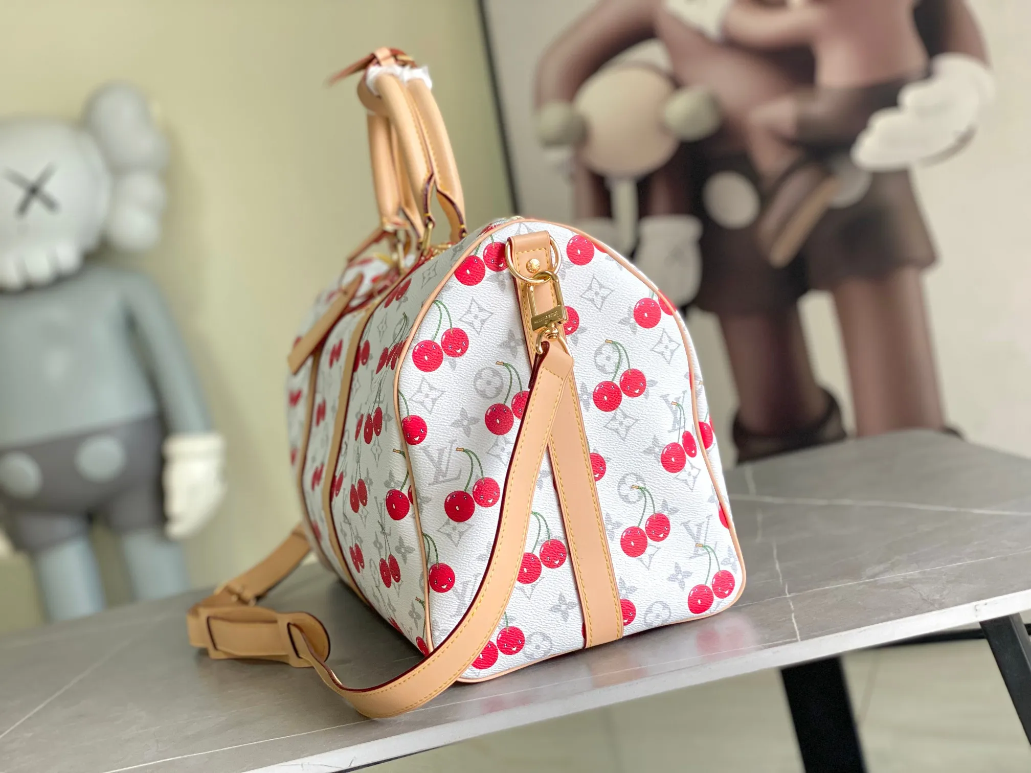 💰1240 transcoding chip This M13764 Keepall Bandouliere 45 travel bag is made of Monogram Heritage coating, conveying the cruise travel style with gorgeous style. The restrained color scheme and distressed hardware exude sophistication, while the soft cowhide leather details highlight the brand's craftsmanship. The top handle and removable and adjustable shoulder strap allow for a variety of carrying options. 45x27x20 cm (LxHxW) Monogram Heritage coated cowhide leather trim