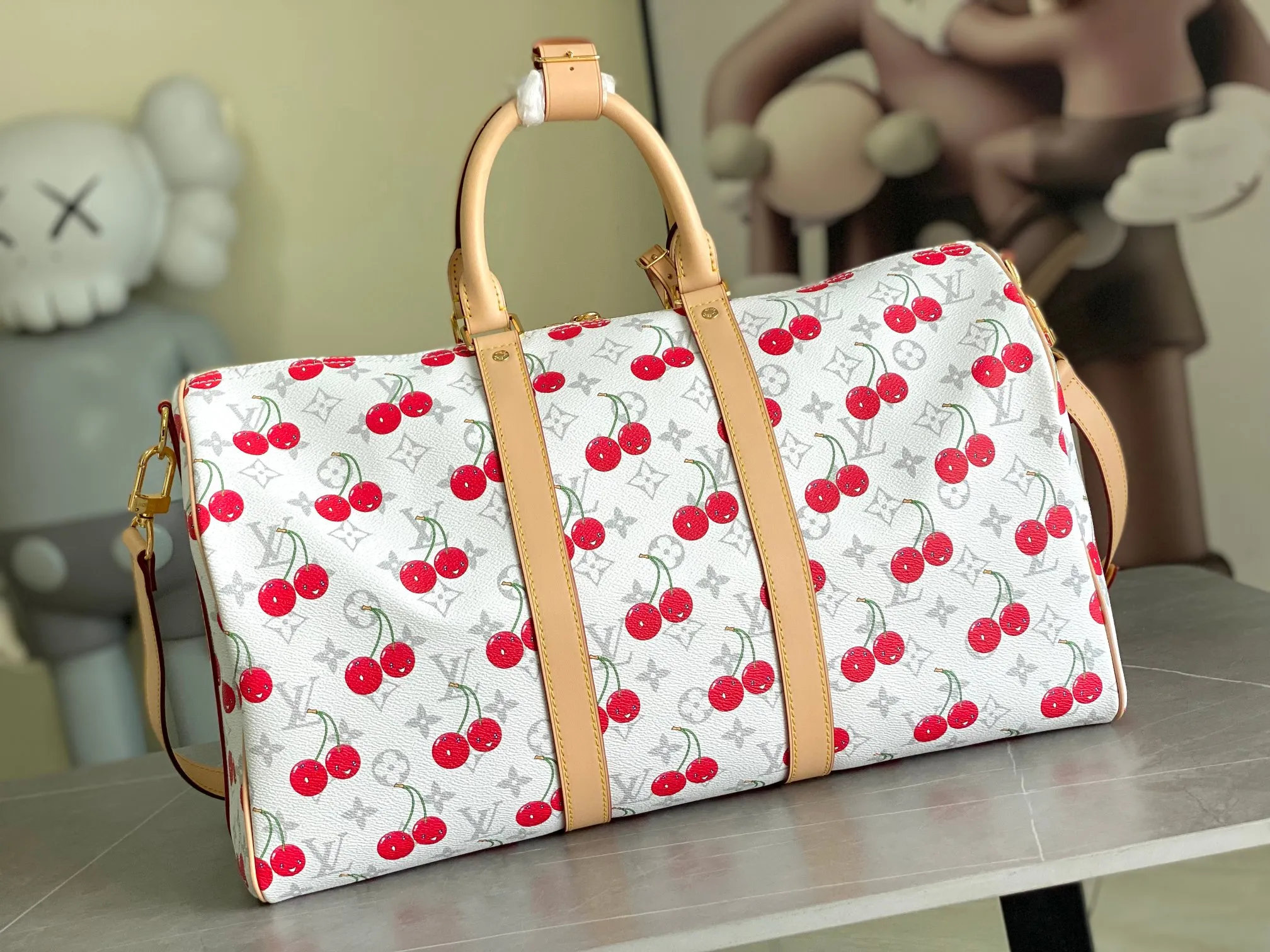 💰1240 transcoding chip This M13764 Keepall Bandouliere 45 travel bag is made of Monogram Heritage coating, conveying the cruise travel style with gorgeous style. The restrained color scheme and distressed hardware exude sophistication, while the soft cowhide leather details highlight the brand's craftsmanship. The top handle and removable and adjustable shoulder strap allow for a variety of carrying options. 45x27x20 cm (LxHxW) Monogram Heritage coated cowhide leather trim