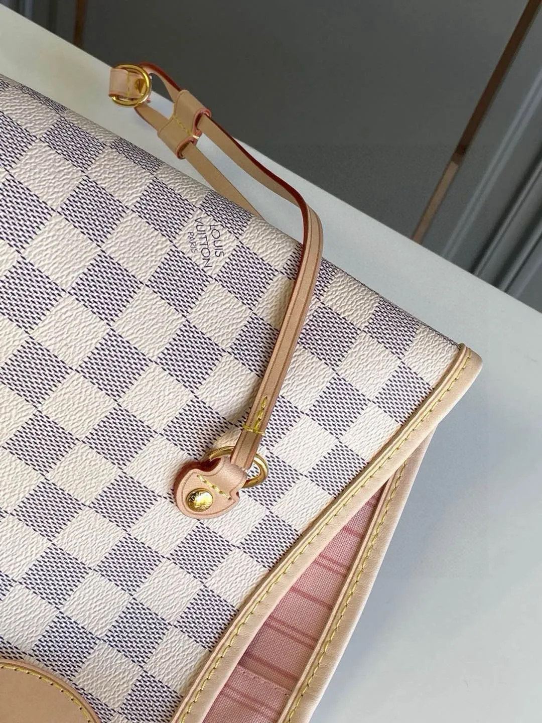 💰800 (large steel nails) top original N41604 NEVERFULL large handbag The legendary Neverfull handbag: always able to meet your various needs for handbags. It has a large capacity but is not bulky. It is stiff and soft to the touch, making it suitable for home and travel. Tighten the side ties and it instantly transforms into a stylish urban handbag. Loosen the straps and it transforms into a chic and practical handbag. The slender leather handle can be carried over the shoulder or between the arms. The model shown here is made of Damier Azur canvas.  39 cm