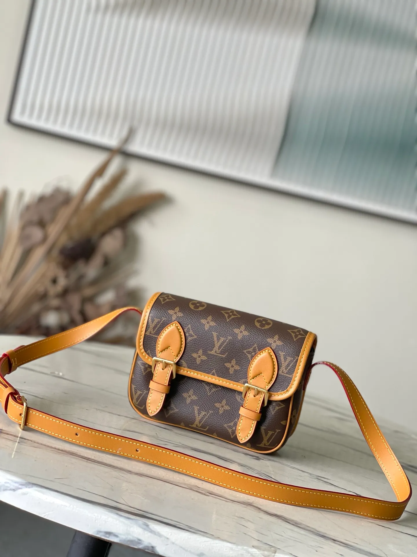 💰920 Top Original Order M26805 This Satchel mini handbag is from the Monogram Archive series. It has a soft Monogram canvas body with distressed leather trim and dazzling metal parts. The mini messenger bag is designed to hold daily necessities such as mobile phones and wallets. Adjustable shoulder straps ensure comfort when worn over the shoulder or across the body. Dimensions: 19.5 × 15 × 6 cm