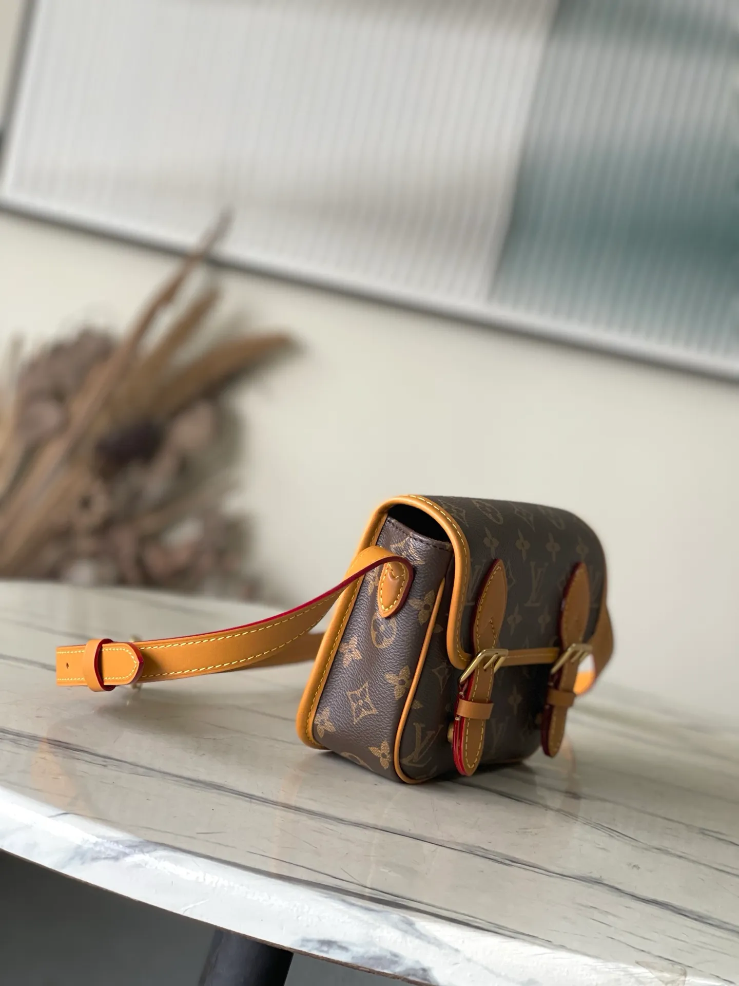 💰920 Top Original Order M26805 This Satchel mini handbag is from the Monogram Archive series. It has a soft Monogram canvas body with distressed leather trim and dazzling metal parts. The mini messenger bag is designed to hold daily necessities such as mobile phones and wallets. Adjustable shoulder straps ensure comfort when worn over the shoulder or across the body. Dimensions: 19.5 × 15 × 6 cm