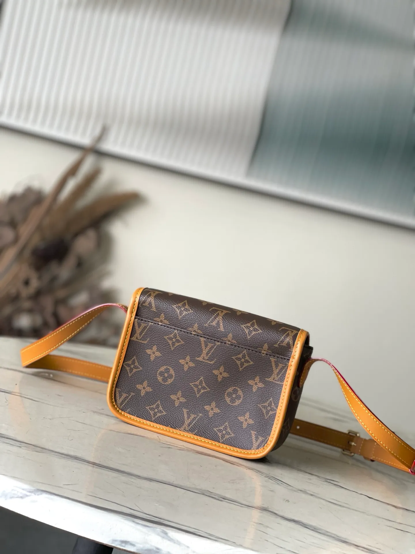 💰920 Top Original Order M26805 This Satchel mini handbag is from the Monogram Archive series. It has a soft Monogram canvas body with distressed leather trim and dazzling metal parts. The mini messenger bag is designed to hold daily necessities such as mobile phones and wallets. Adjustable shoulder straps ensure comfort when worn over the shoulder or across the body. Dimensions: 19.5 × 15 × 6 cm