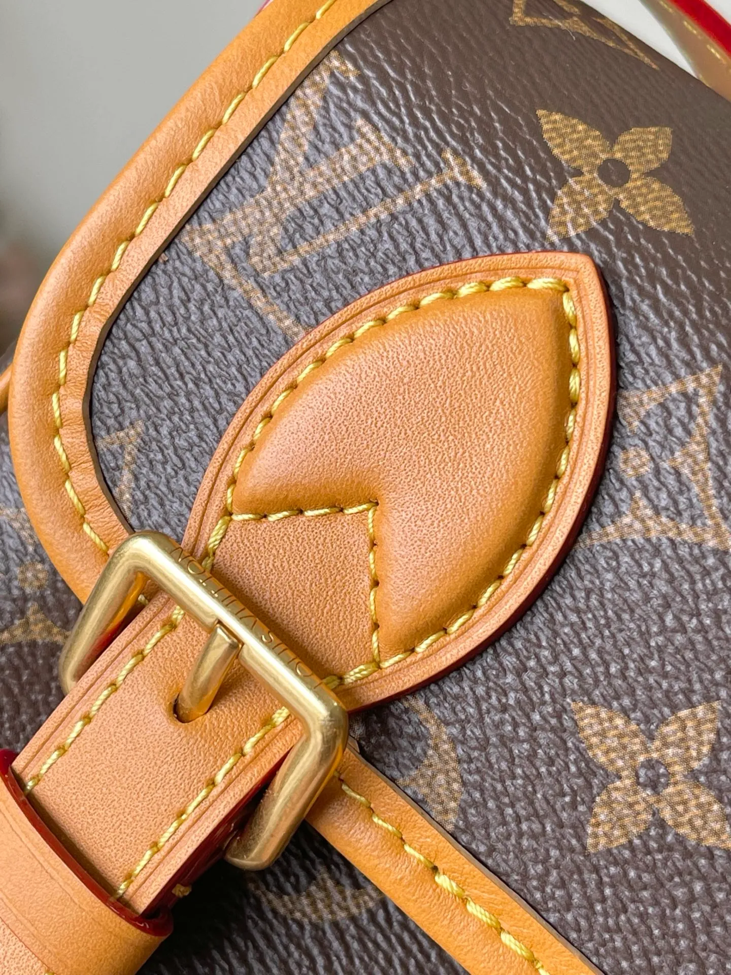 💰920 Top Original Order M26805 This Satchel mini handbag is from the Monogram Archive series. It has a soft Monogram canvas body with distressed leather trim and dazzling metal parts. The mini messenger bag is designed to hold daily necessities such as mobile phones and wallets. Adjustable shoulder straps ensure comfort when worn over the shoulder or across the body. Dimensions: 19.5 × 15 × 6 cm