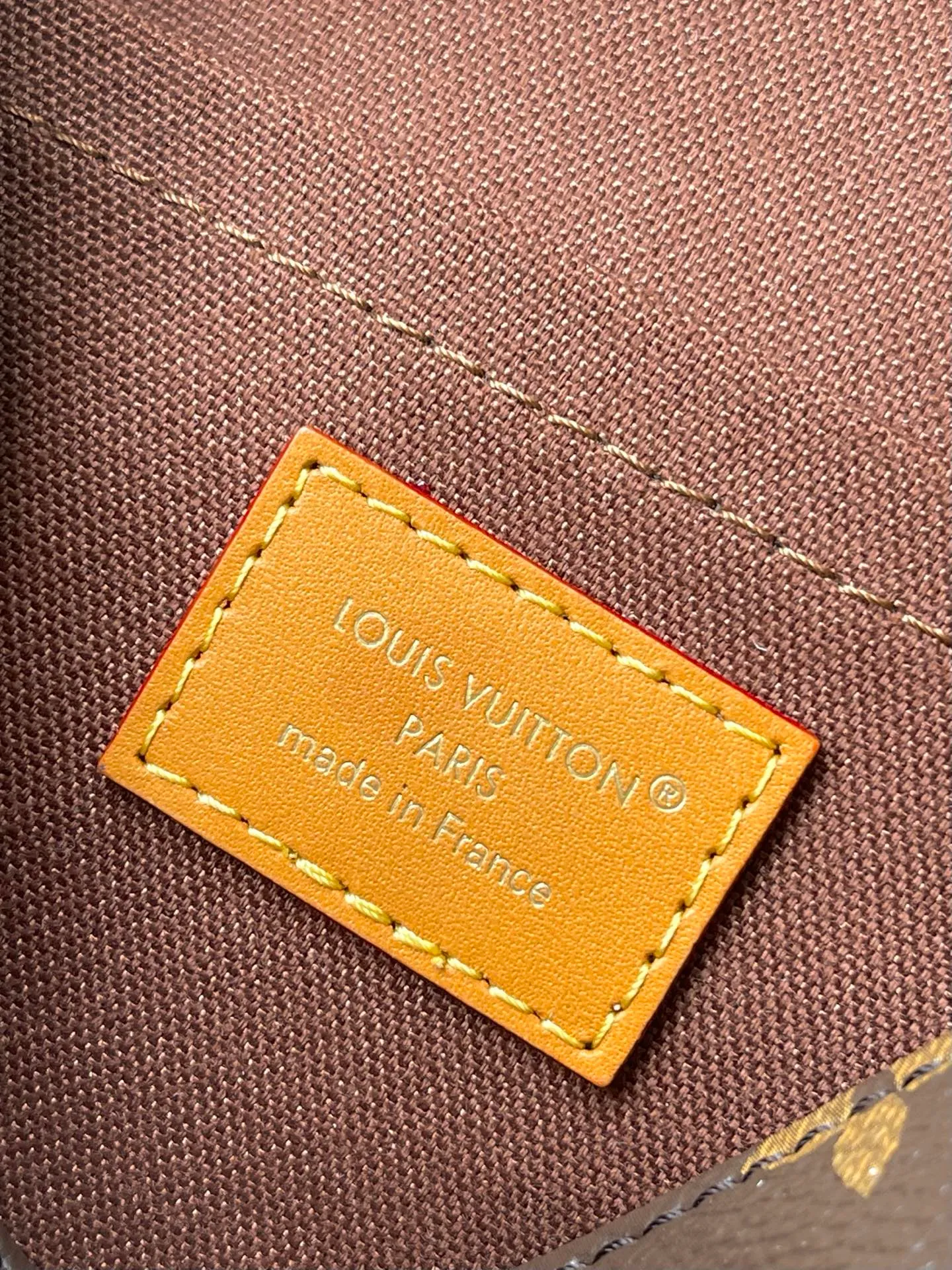 💰920 Top Original Order M26805 This Satchel mini handbag is from the Monogram Archive series. It has a soft Monogram canvas body with distressed leather trim and dazzling metal parts. The mini messenger bag is designed to hold daily necessities such as mobile phones and wallets. Adjustable shoulder straps ensure comfort when worn over the shoulder or across the body. Dimensions: 19.5 × 15 × 6 cm