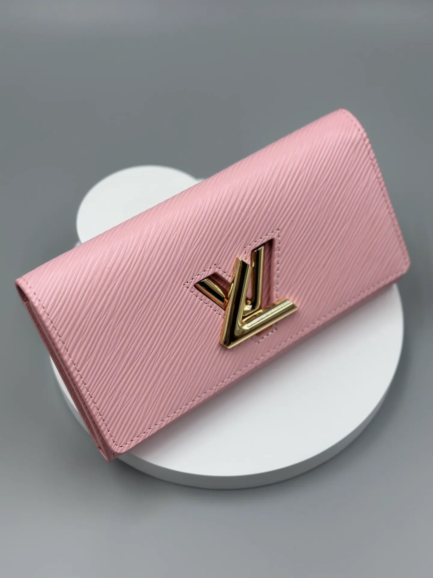P160 M61179 is made of Epi leather, which combines smart and practical design with a high sense of fashion to create a unique style. The LV Twist wallet adopts a twist lock design, turning the L into a V by crossing your fingers. The multiple pocket design makes this wallet both playful and practical. Dimensions: 19.0x 10.5x 2.5 cm,