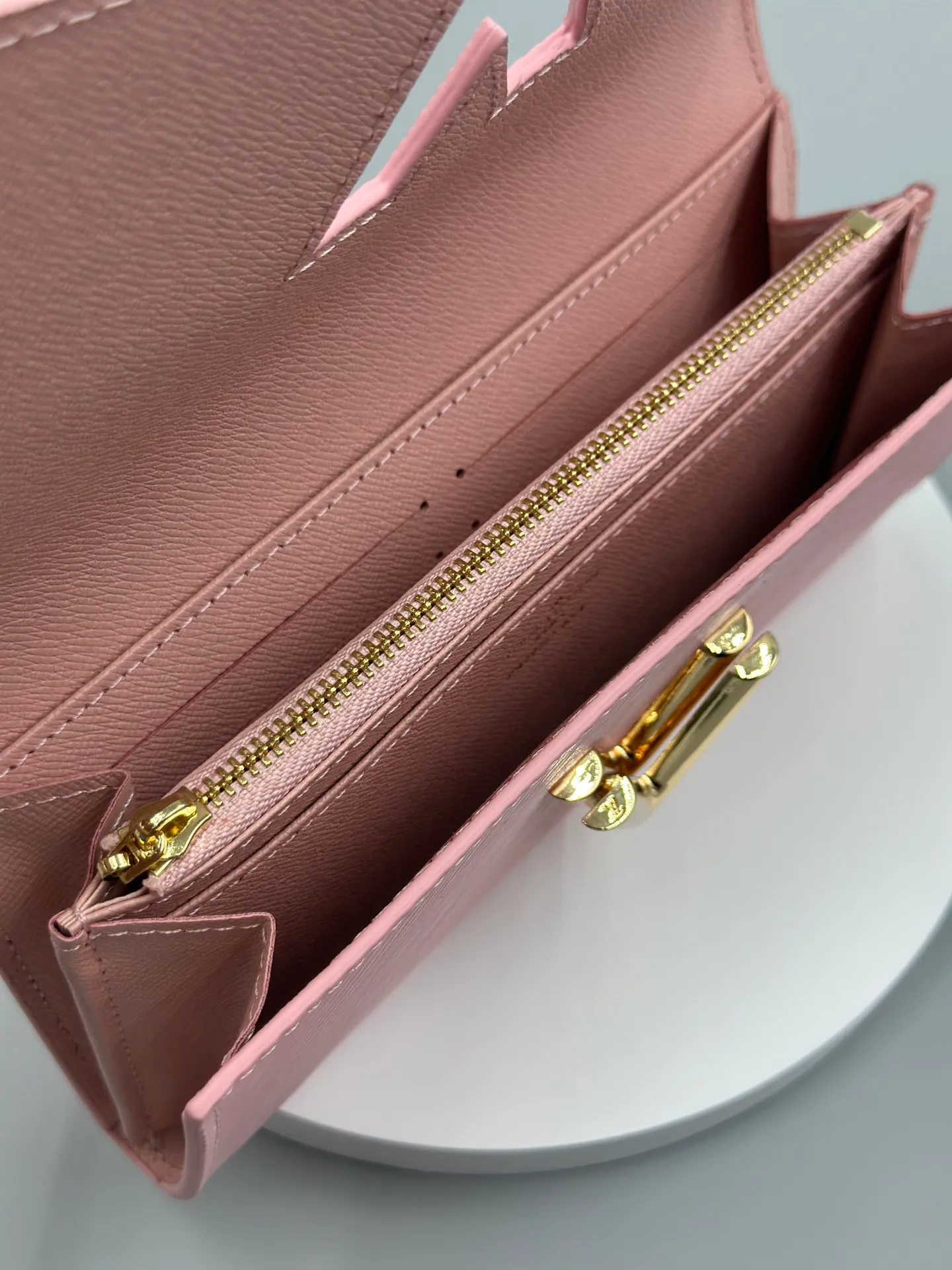 P160 M61179 is made of Epi leather, which combines smart and practical design with a high sense of fashion to create a unique style. The LV Twist wallet adopts a twist lock design, turning the L into a V by crossing your fingers. The multiple pocket design makes this wallet both playful and practical. Dimensions: 19.0x 10.5x 2.5 cm,