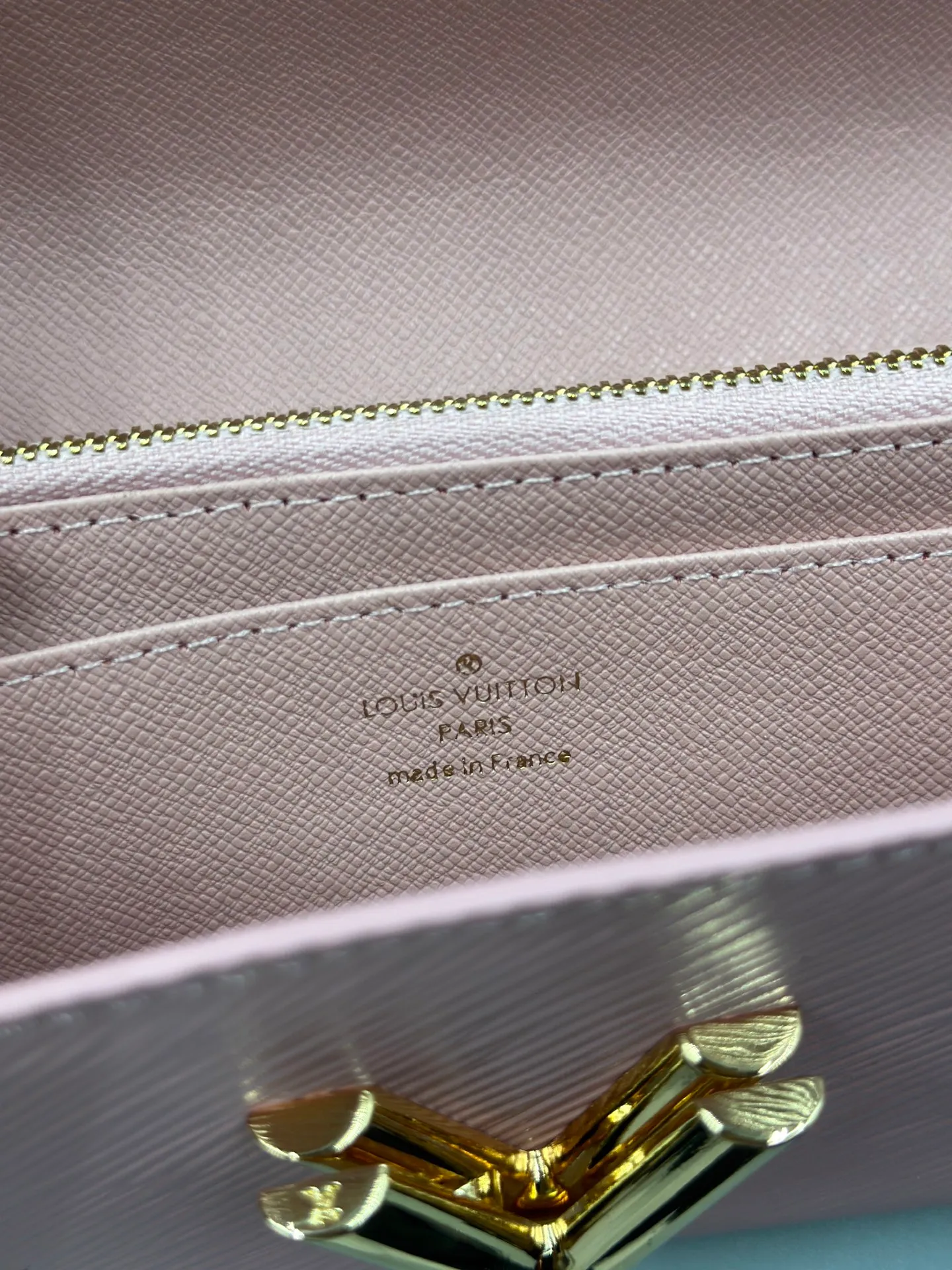 P160 M61179 is made of Epi leather, which combines smart and practical design with a high sense of fashion to create a unique style. The LV Twist wallet adopts a twist lock design, turning the L into a V by crossing your fingers. The multiple pocket design makes this wallet both playful and practical. Dimensions: 19.0x 10.5x 2.5 cm,