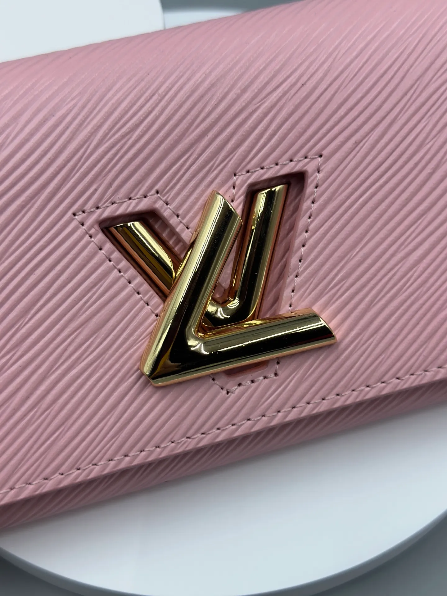 P160 M61179 is made of Epi leather, which combines smart and practical design with a high sense of fashion to create a unique style. The LV Twist wallet adopts a twist lock design, turning the L into a V by crossing your fingers. The multiple pocket design makes this wallet both playful and practical. Dimensions: 19.0x 10.5x 2.5 cm,