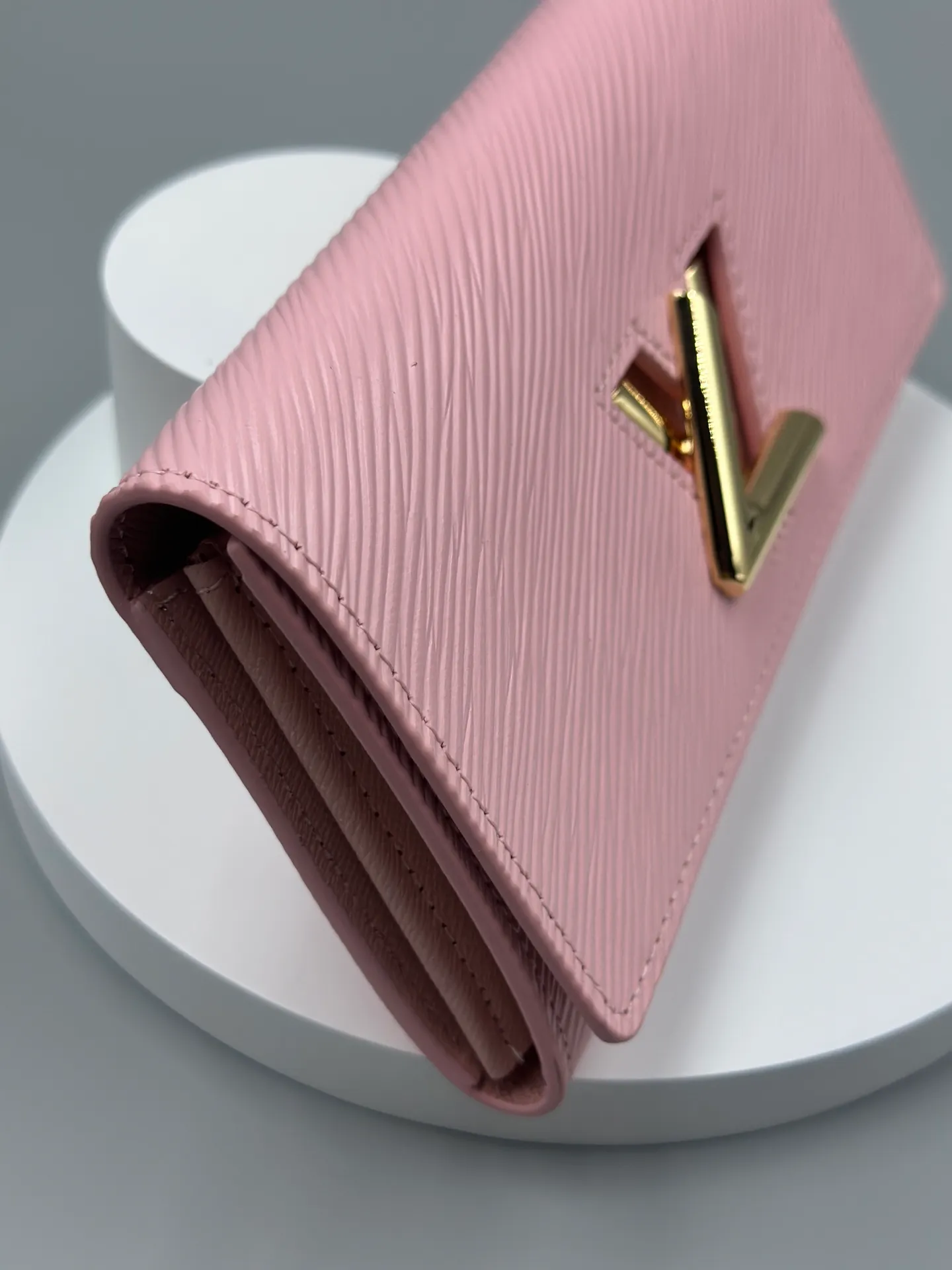 P160 M61179 is made of Epi leather, which combines smart and practical design with a high sense of fashion to create a unique style. The LV Twist wallet adopts a twist lock design, turning the L into a V by crossing your fingers. The multiple pocket design makes this wallet both playful and practical. Dimensions: 19.0x 10.5x 2.5 cm,