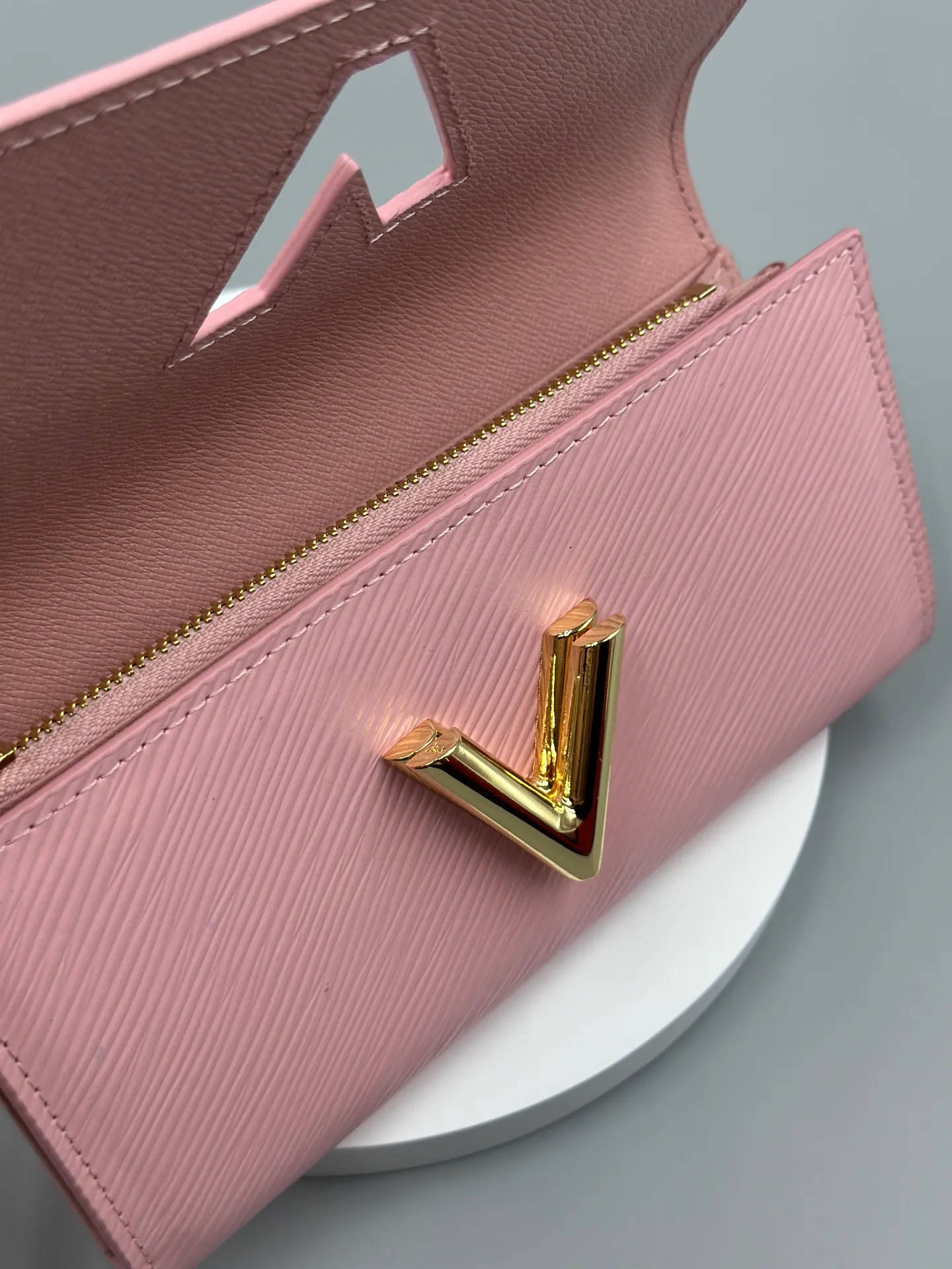 P160 M61179 is made of Epi leather, which combines smart and practical design with a high sense of fashion to create a unique style. The LV Twist wallet adopts a twist lock design, turning the L into a V by crossing your fingers. The multiple pocket design makes this wallet both playful and practical. Dimensions: 19.0x 10.5x 2.5 cm,