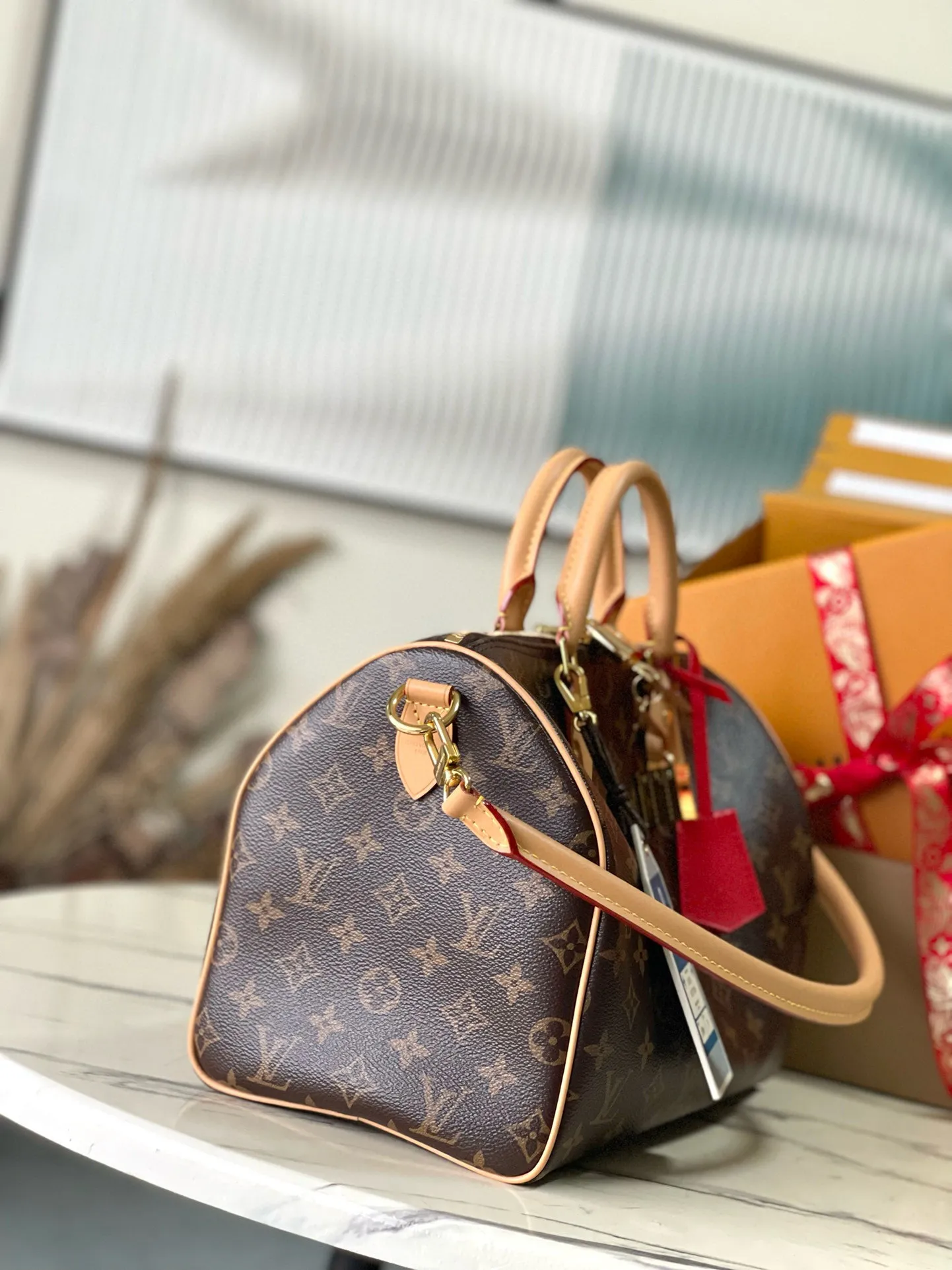 💰1100 Top-quality original M11945 Presbyopia Speedy Soft 30 Dark handbag becomes a good travel companion with its eye-catching style. The Monogram coated canvas bag is trimmed with leather and has a Gothic-style chain. Its generous structure has a zipped pocket inside to keep your passport and other important items safe. The nameplate and tassels add to the intricate details, and the Toron handle adds a fresh touch. 21 x 17 x 30 cm (height x width x length)