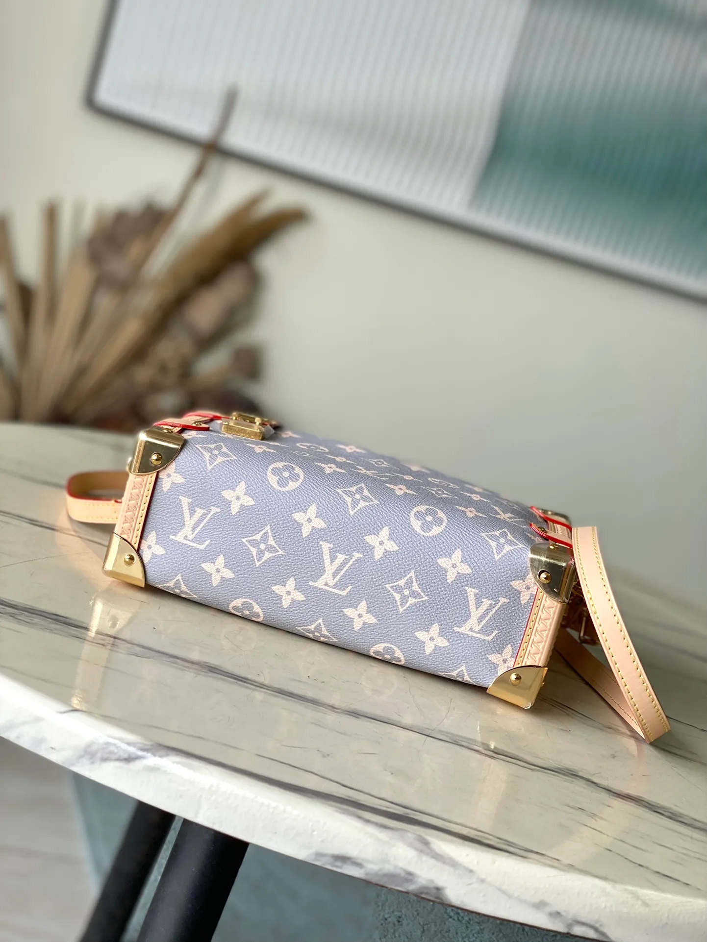 💰1100 (Steel Hardware) Top Original Order M12428 This Side Trunk medium handbag takes color inspiration from the brand’s retro hard trunks, rendering the iconic Monogram canvas in elegant French tones, paired with cow leather trim and bright metal parts. It can be easily integrated into the current season’s ready-to-wear collection. The shoulder strap and top handle are both detachable, allowing for multiple carrying options. 21 x 14 x 6 cm (length x height x width)