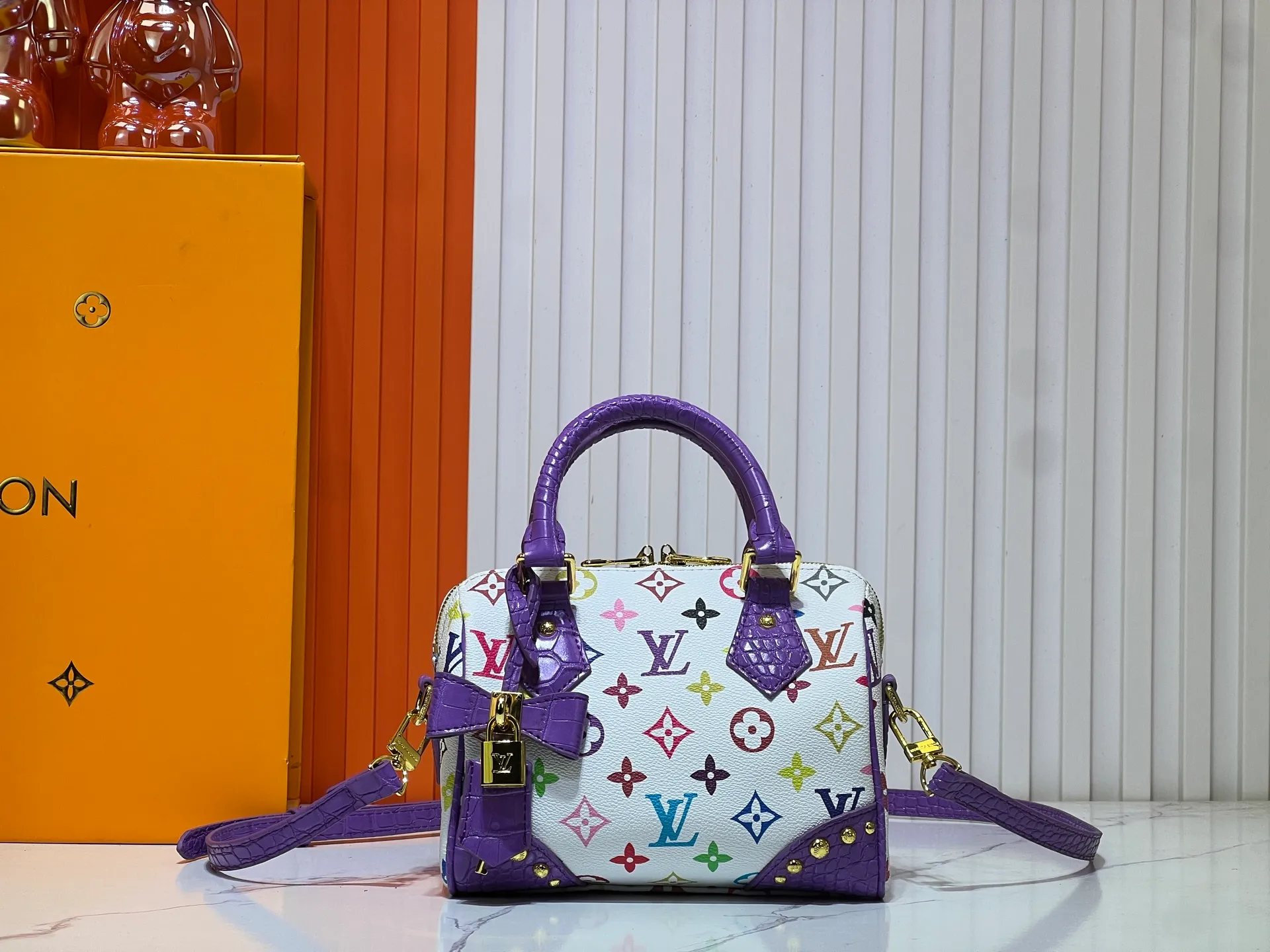 Batch 280💰Upgraded original crocodile pattern M13365 M58953 M46234 M46222 Speedy Bandoulière 20 handbag is made of soft coated canvas, and the full-length Monogram pattern is traced in colorful rainbow tones, highlighting the smart style of the Louis Vuitton x Murakami reissue series. The Toron handle and detachable shoulder strap are constructed of cow leather, the metal corners recall classic luggage elements, and the bow-shaped key bag and padlock add brand touches. Dimensions: 20.5 x 13.5 x 12.0 cm (length x height x width)