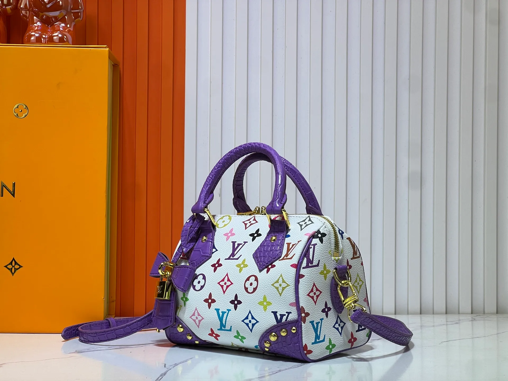 Batch 280💰Upgraded original crocodile pattern M13365 M58953 M46234 M46222 Speedy Bandoulière 20 handbag is made of soft coated canvas, and the full-length Monogram pattern is traced in colorful rainbow tones, highlighting the smart style of the Louis Vuitton x Murakami reissue series. The Toron handle and detachable shoulder strap are constructed of cow leather, the metal corners recall classic luggage elements, and the bow-shaped key bag and padlock add brand touches. Dimensions: 20.5 x 13.5 x 12.0 cm (length x height x width)