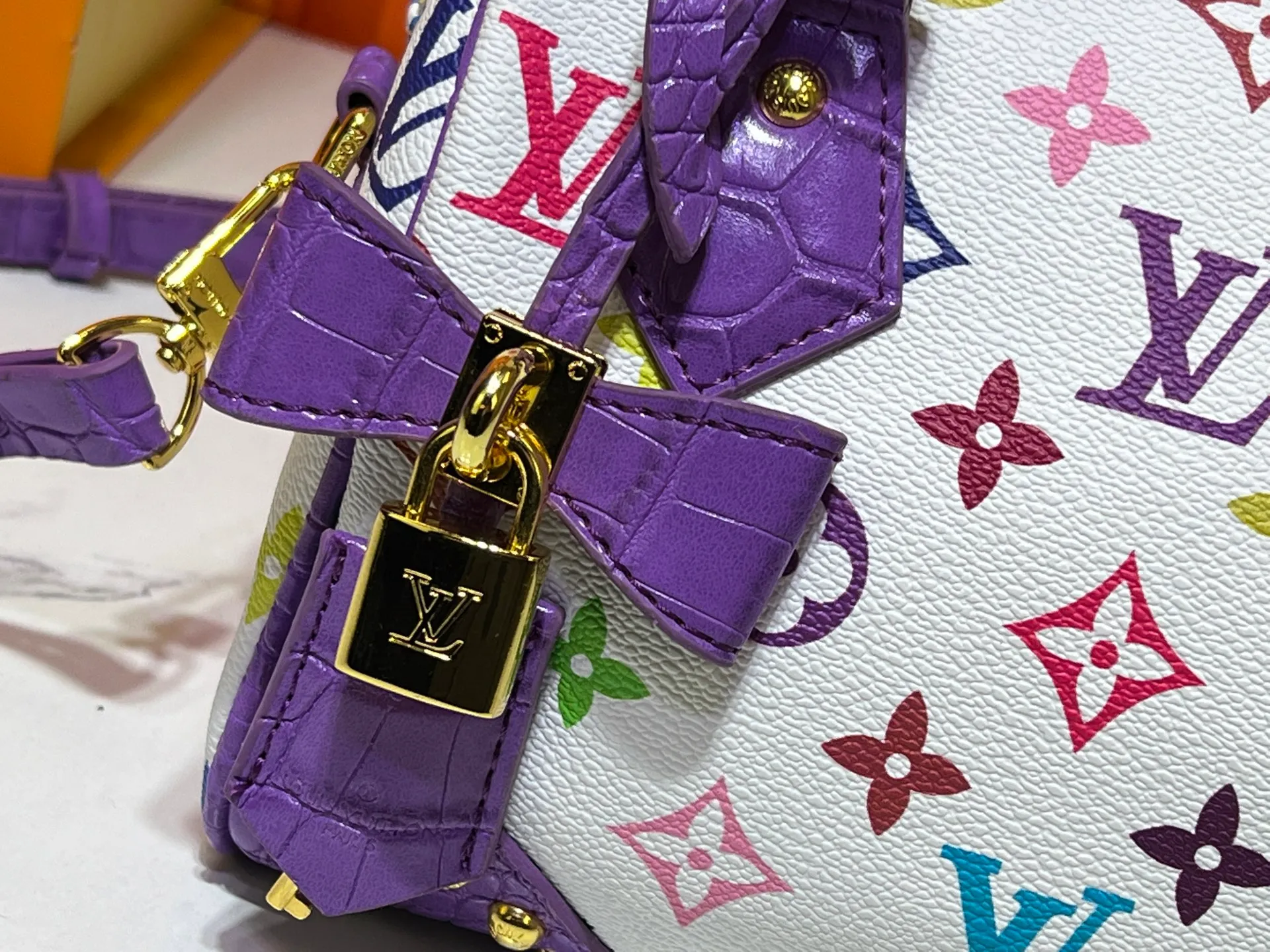 Batch 280💰Upgraded original crocodile pattern M13365 M58953 M46234 M46222 Speedy Bandoulière 20 handbag is made of soft coated canvas, and the full-length Monogram pattern is traced in colorful rainbow tones, highlighting the smart style of the Louis Vuitton x Murakami reissue series. The Toron handle and detachable shoulder strap are constructed of cow leather, the metal corners recall classic luggage elements, and the bow-shaped key bag and padlock add brand touches. Dimensions: 20.5 x 13.5 x 12.0 cm (length x height x width)