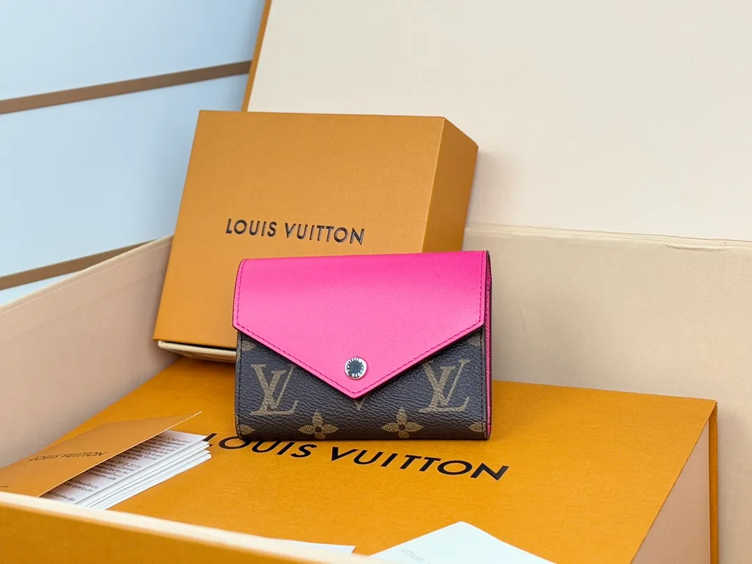 Factory price 320 [Top original order] M12285 Rose Red New Wallet 30% Off Bean Style M12390 Yellow, M12387 Red, M12885 Red, M12392 Rose Inspired by the archives of Louis Verton, "Portouille Victorine" has been updated with new colors unique to this season. Featuring a silver shutter button on a signature monolithic canvas, it's the ideal statement item for organizing and storing valuables. Dimensions: 12 x 9.5 x 2.5 cm.