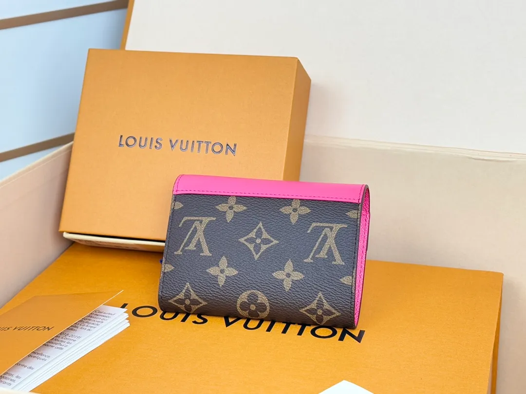 Factory price 320 [Top original order] M12285 Rose Red New Wallet 30% Off Bean Style M12390 Yellow, M12387 Red, M12885 Red, M12392 Rose Inspired by the archives of Louis Verton, "Portouille Victorine" has been updated with new colors unique to this season. Featuring a silver shutter button on a signature monolithic canvas, it's the ideal statement item for organizing and storing valuables. Dimensions: 12 x 9.5 x 2.5 cm.