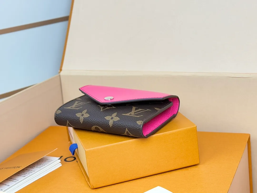 Factory price 320 [Top original order] M12285 Rose Red New Wallet 30% Off Bean Style M12390 Yellow, M12387 Red, M12885 Red, M12392 Rose Inspired by the archives of Louis Verton, "Portouille Victorine" has been updated with new colors unique to this season. Featuring a silver shutter button on a signature monolithic canvas, it's the ideal statement item for organizing and storing valuables. Dimensions: 12 x 9.5 x 2.5 cm.