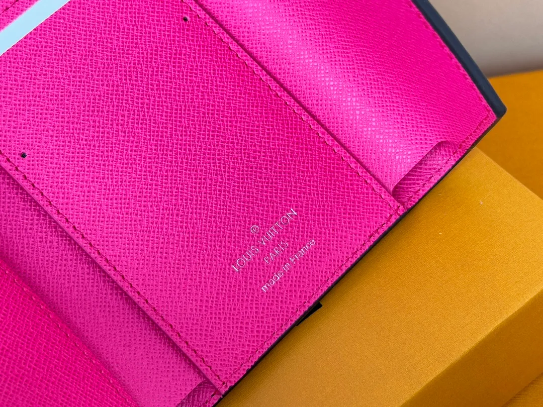 Factory price 320 [Top original order] M12285 Rose Red New Wallet 30% Off Bean Style M12390 Yellow, M12387 Red, M12885 Red, M12392 Rose Inspired by the archives of Louis Verton, "Portouille Victorine" has been updated with new colors unique to this season. Featuring a silver shutter button on a signature monolithic canvas, it's the ideal statement item for organizing and storing valuables. Dimensions: 12 x 9.5 x 2.5 cm.