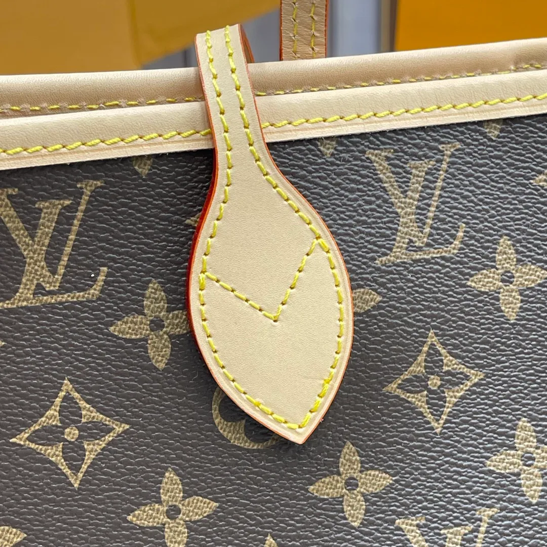 [Upgraded version] P600🐶Upgraded version. High quality. Semi-steel hardware❣️41177/Red🐶With complete packaging❣️NEVERFULL medium handbag Louis Vuitton's new interpretation of the Neverfull classic handbag, explore the exquisite details inside the bag. Redesigned interior pockets feature fresh fabric linings and vintage details inspired by the Louis Vuitton archives, most notably the detachable zippered clutch, which can be used on its own as a sophisticated clutch or as an additional pocket. Bright lining tones add a more lively feel to Monogram's classic canvas. Dimensions: 31.0 x 28.5 x 17.0 cm