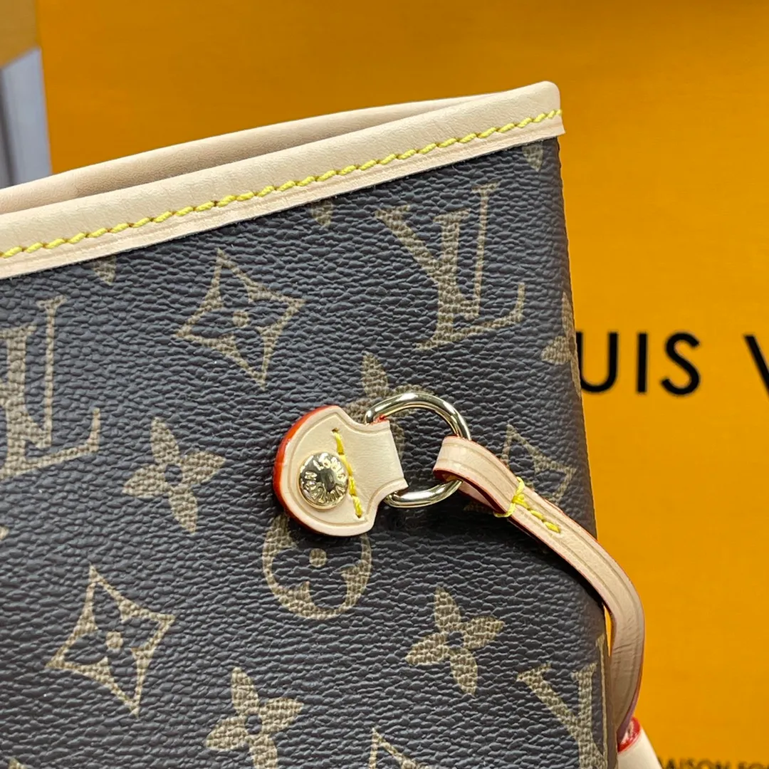 [Upgraded version] P600🐶Upgraded version. High quality. Semi-steel hardware❣️41177/Red🐶With complete packaging❣️NEVERFULL medium handbag Louis Vuitton's new interpretation of the Neverfull classic handbag, explore the exquisite details inside the bag. Redesigned interior pockets feature fresh fabric linings and vintage details inspired by the Louis Vuitton archives, most notably the detachable zippered clutch, which can be used on its own as a sophisticated clutch or as an additional pocket. Bright lining tones add a more lively feel to Monogram's classic canvas. Dimensions: 31.0 x 28.5 x 17.0 cm