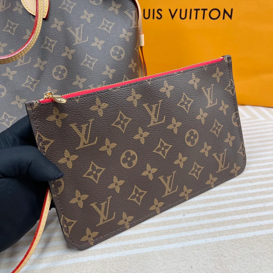 [Upgraded version] P600🐶Upgraded version. High quality. Semi-steel hardware❣️41177/Red🐶With complete packaging❣️NEVERFULL medium handbag Louis Vuitton's new interpretation of the Neverfull classic handbag, explore the exquisite details inside the bag. Redesigned interior pockets feature fresh fabric linings and vintage details inspired by the Louis Vuitton archives, most notably the detachable zippered clutch, which can be used on its own as a sophisticated clutch or as an additional pocket. Bright lining tones add a more lively feel to Monogram's classic canvas. Dimensions: 31.0 x 28.5 x 17.0 cm