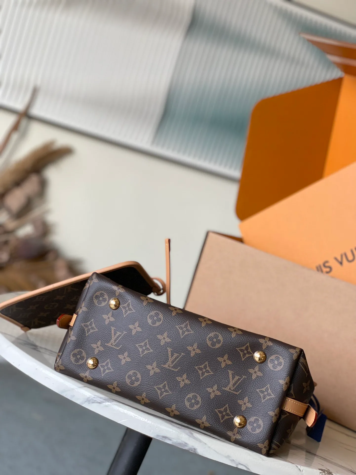 💰760 The top original M46203 CarryAll small handbag is made of Monogram canvas and leather trim, making it a personal companion for urban life. The generous construction has a neat interior and a large interior pocket adds a functional element. Monogram canvas zippered clutch secured with leather strap. Dimensions: 29 x 24 x 12 cm