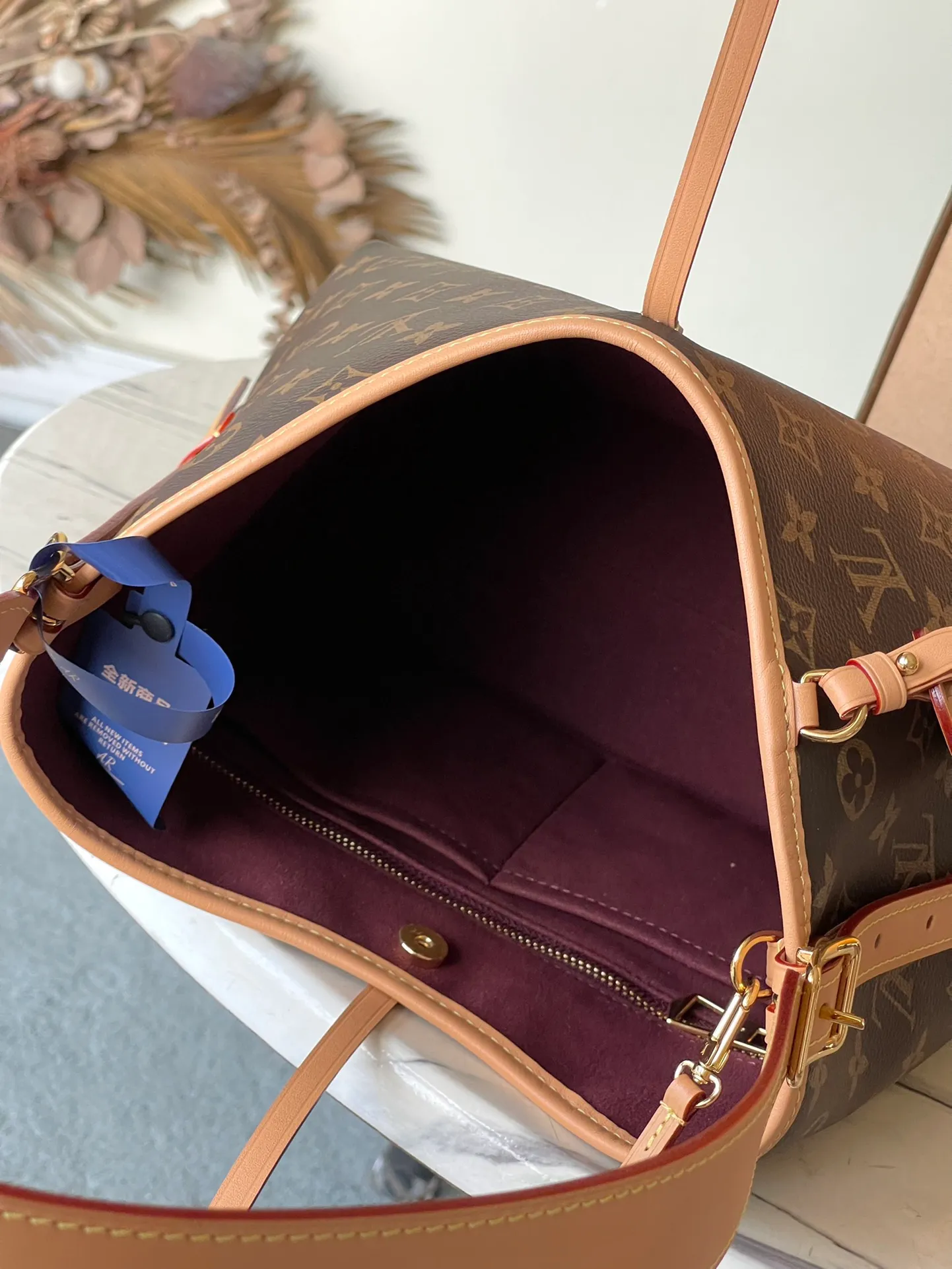 💰760 The top original M46203 CarryAll small handbag is made of Monogram canvas and leather trim, making it a personal companion for urban life. The generous construction has a neat interior and a large interior pocket adds a functional element. Monogram canvas zippered clutch secured with leather strap. Dimensions: 29 x 24 x 12 cm