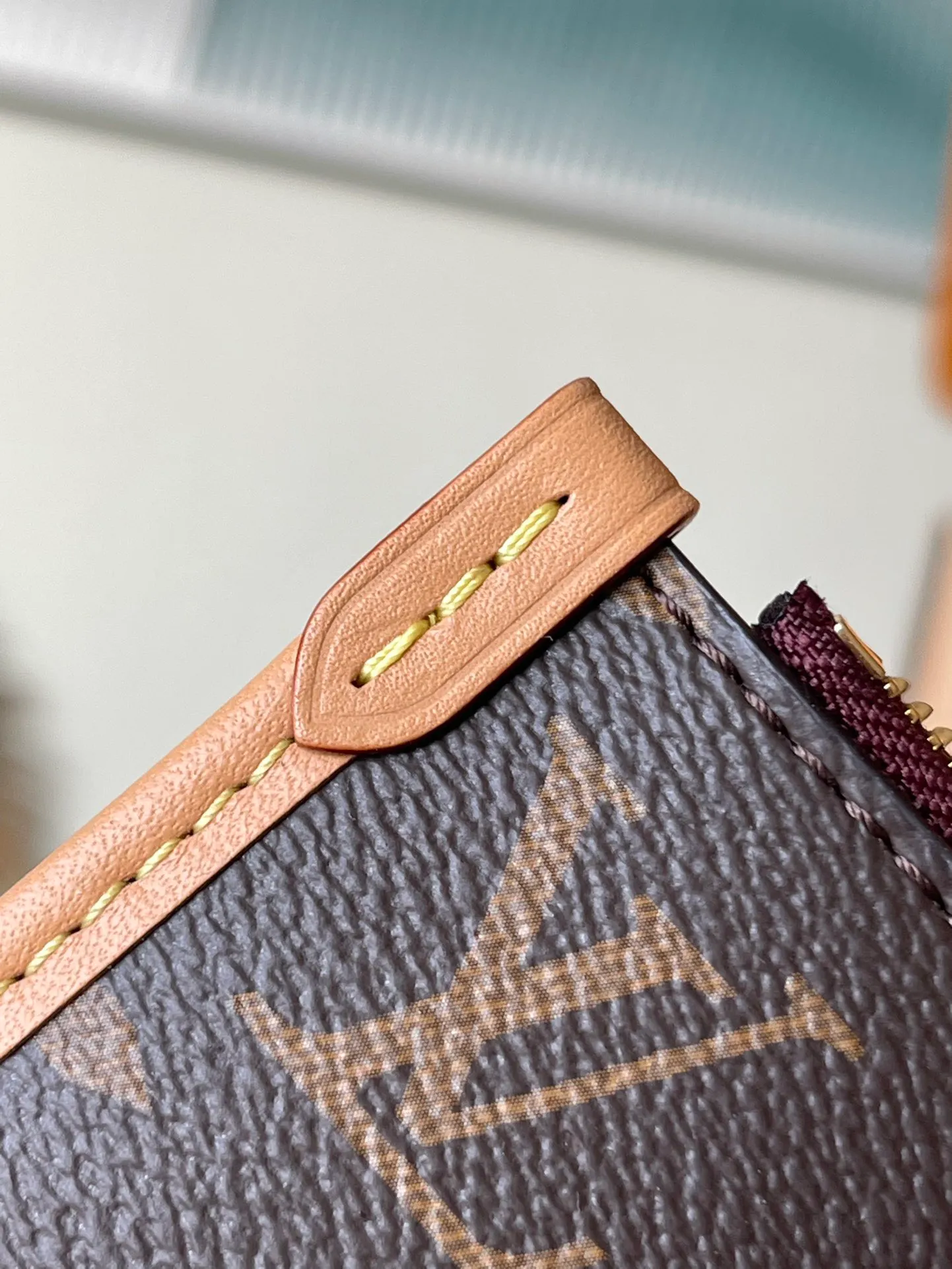 💰760 The top original M46203 CarryAll small handbag is made of Monogram canvas and leather trim, making it a personal companion for urban life. The generous construction has a neat interior and a large interior pocket adds a functional element. Monogram canvas zippered clutch secured with leather strap. Dimensions: 29 x 24 x 12 cm
