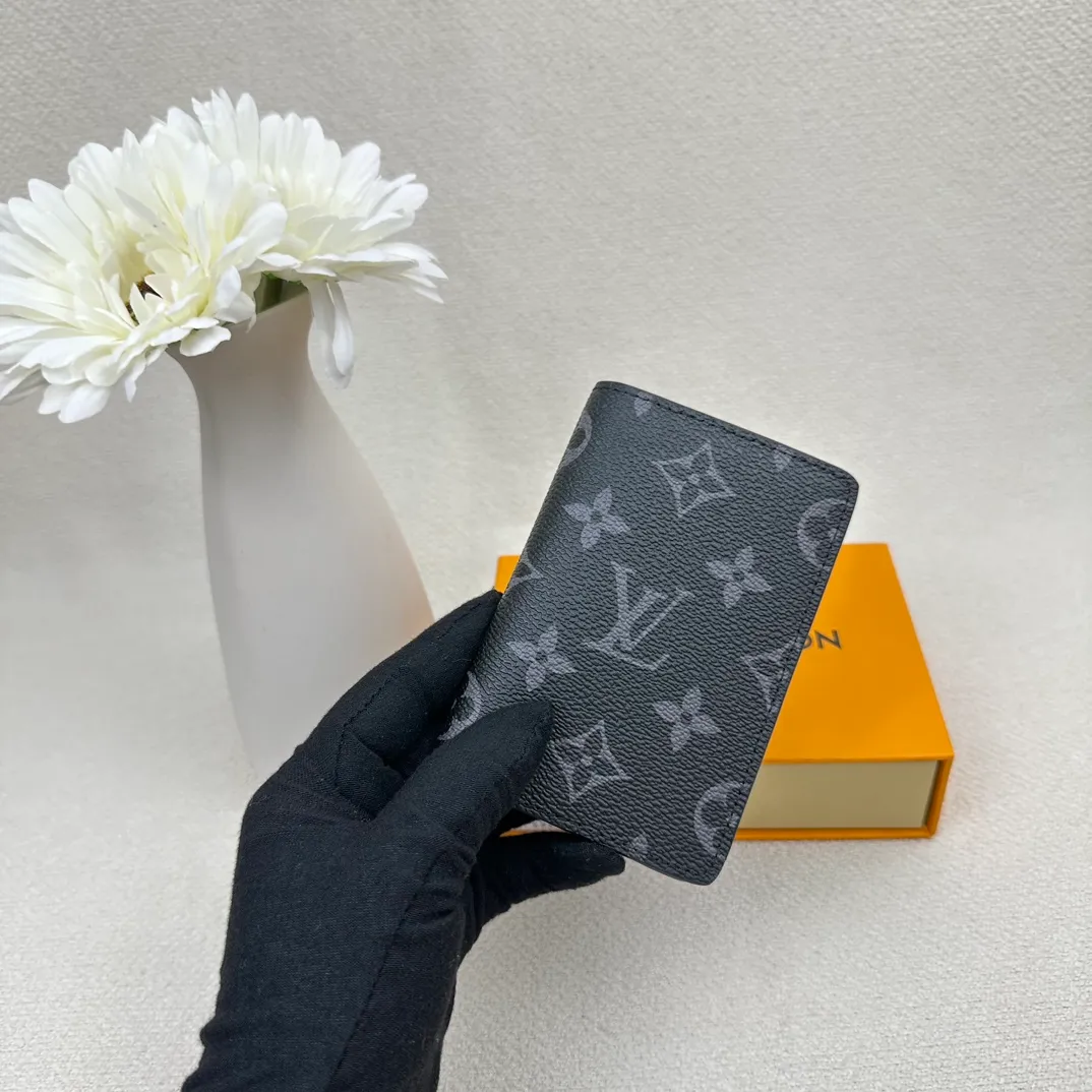 P70💰Top original version💎M63144 small card holder Louis vuitton This pocket leather wallet has seven compartments, which can hold credit cards, bus cards, business cards, and even city maps. Damier canvas, leather edge - two credit card compartments - four inner compartments - one outer compartment. Size: 7X11.