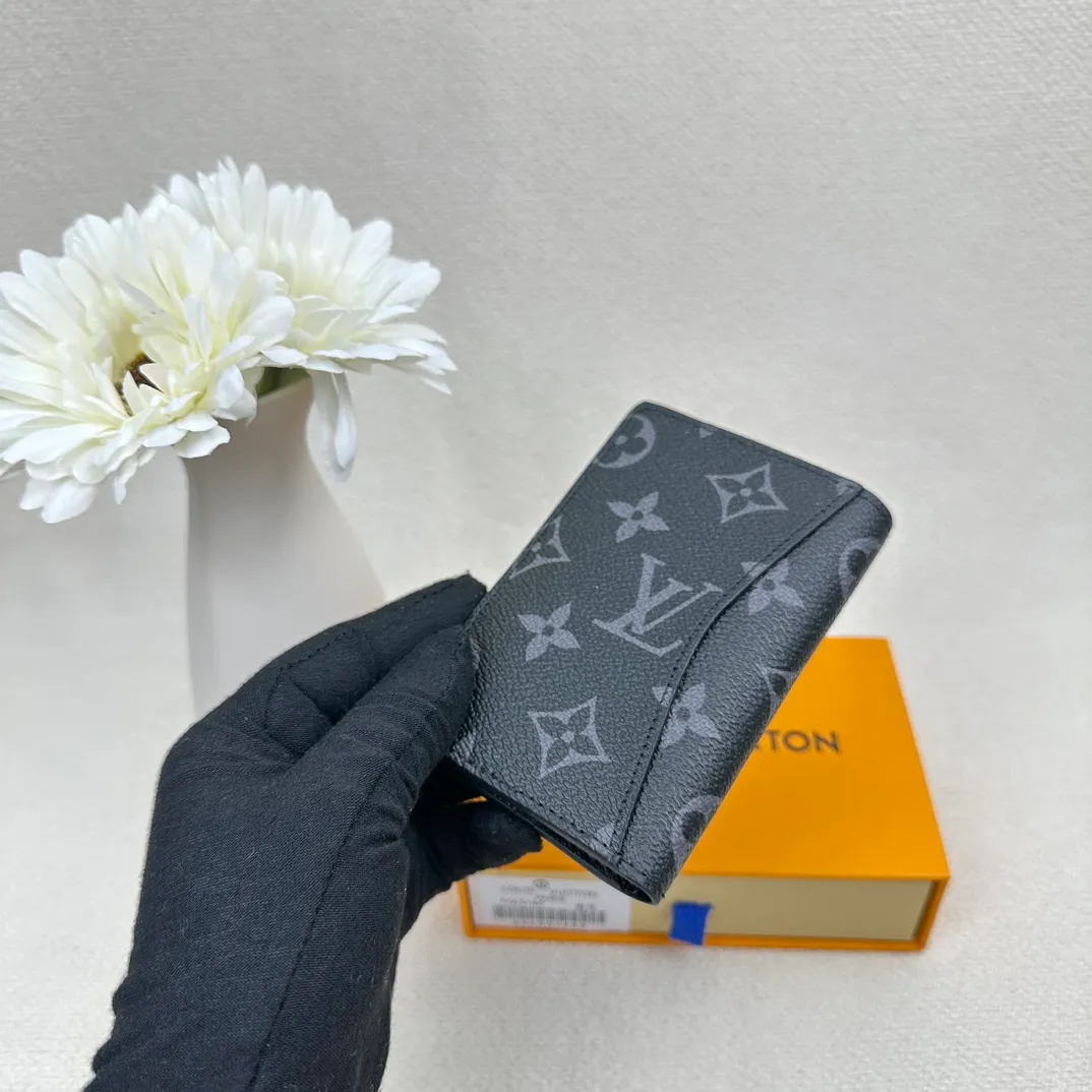 P70💰Top original version💎M63144 small card holder Louis vuitton This pocket leather wallet has seven compartments, which can hold credit cards, bus cards, business cards, and even city maps. Damier canvas, leather edge - two credit card compartments - four inner compartments - one outer compartment. Size: 7X11.