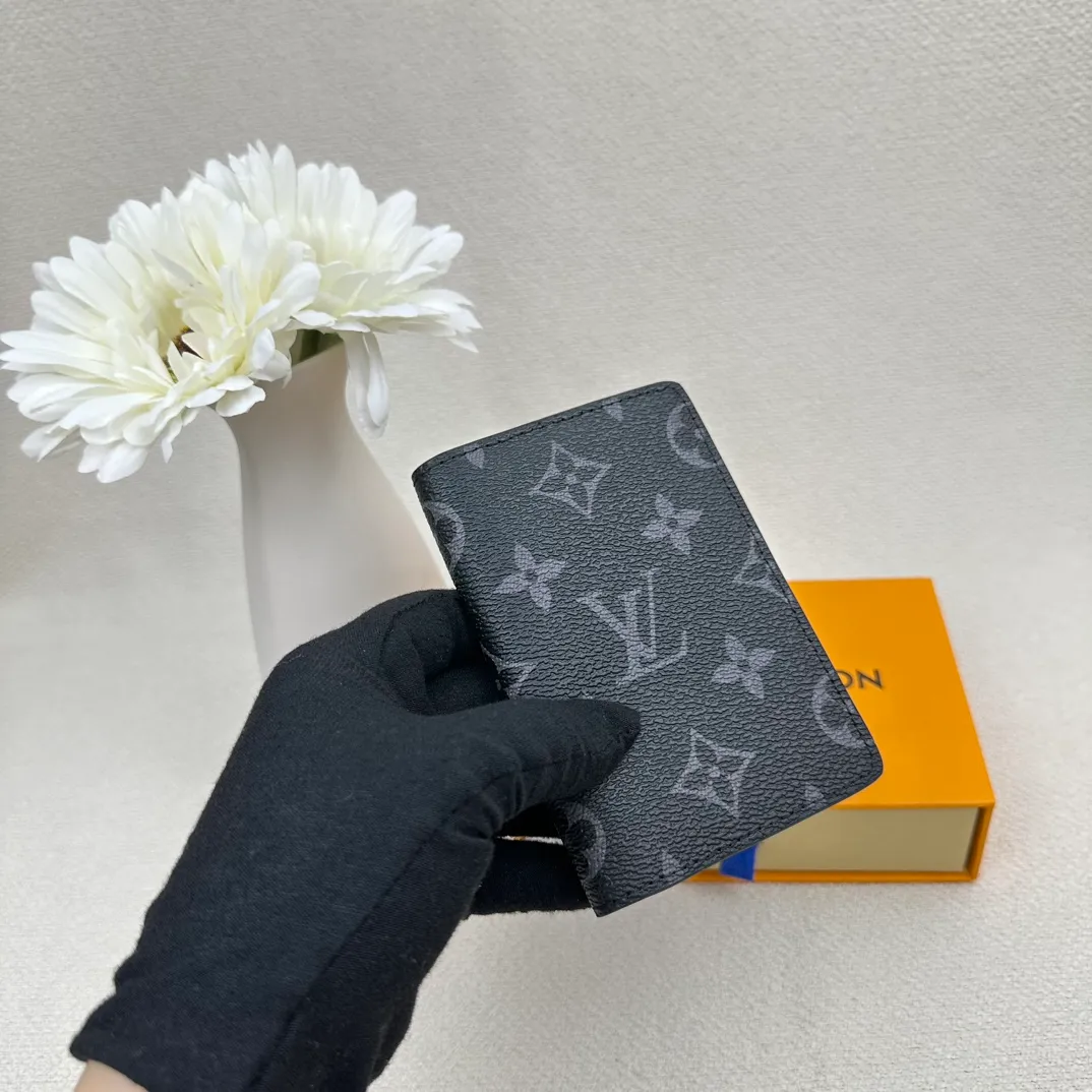 P70💰Top original version💎M63144 small card holder Louis vuitton This pocket leather wallet has seven compartments, which can hold credit cards, bus cards, business cards, and even city maps. Damier canvas, leather edge - two credit card compartments - four inner compartments - one outer compartment. Size: 7X11.