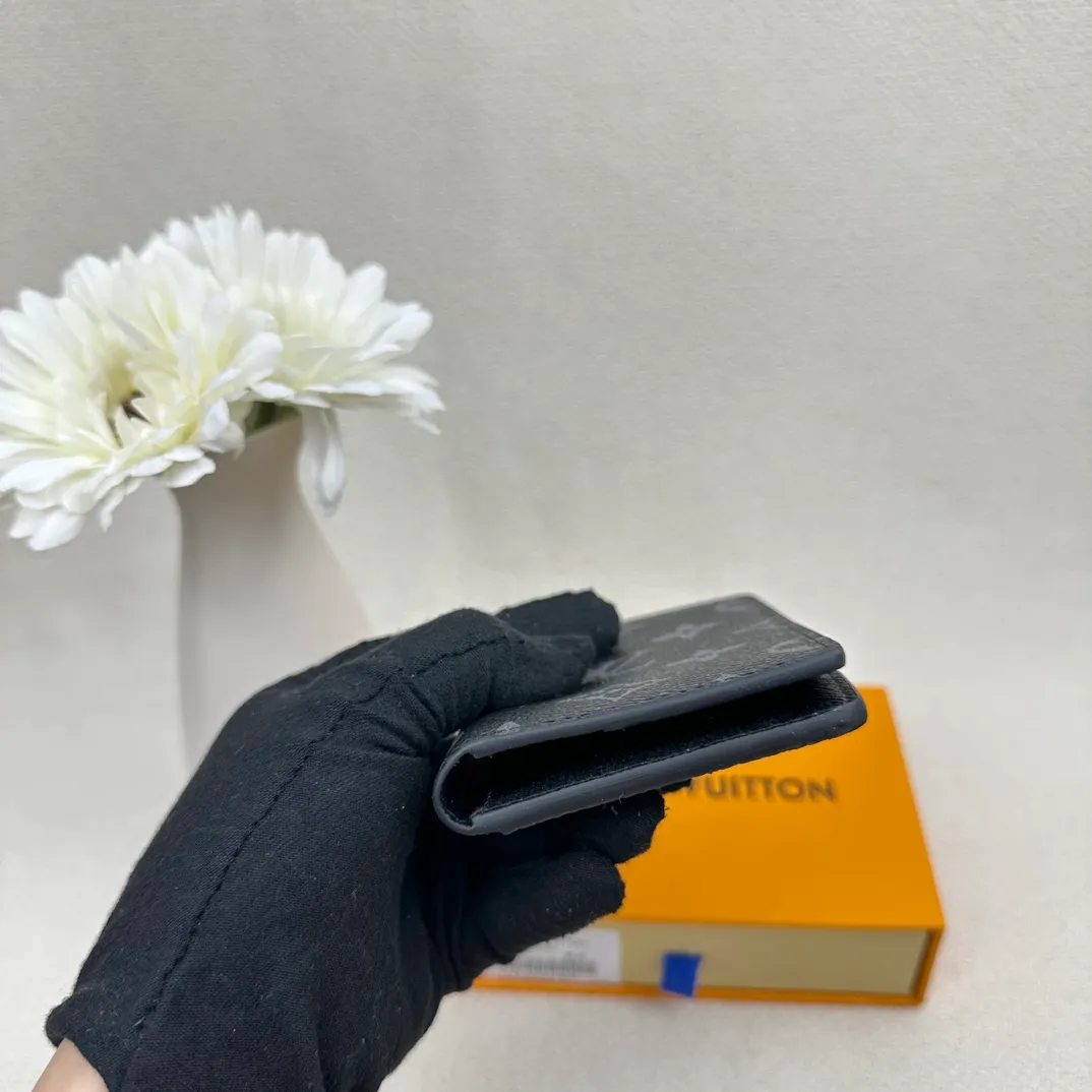 P70💰Top original version💎M63144 small card holder Louis vuitton This pocket leather wallet has seven compartments, which can hold credit cards, bus cards, business cards, and even city maps. Damier canvas, leather edge - two credit card compartments - four inner compartments - one outer compartment. Size: 7X11.